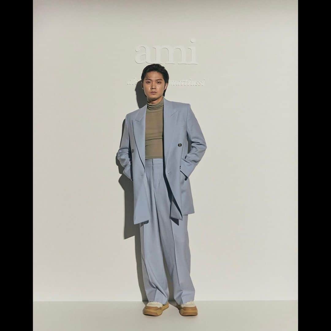 磯村勇斗のインスタグラム：「.  『AMI PARIS FW23』  ローンチパーティに参加してきました。  今回着ているセットアップの着心地が最高です。 モダンなデザインに、シルエットがとてもソフトでリラックスした着こなしができます。  @amiparis  #AmiFW23  #AmiParis #PR」