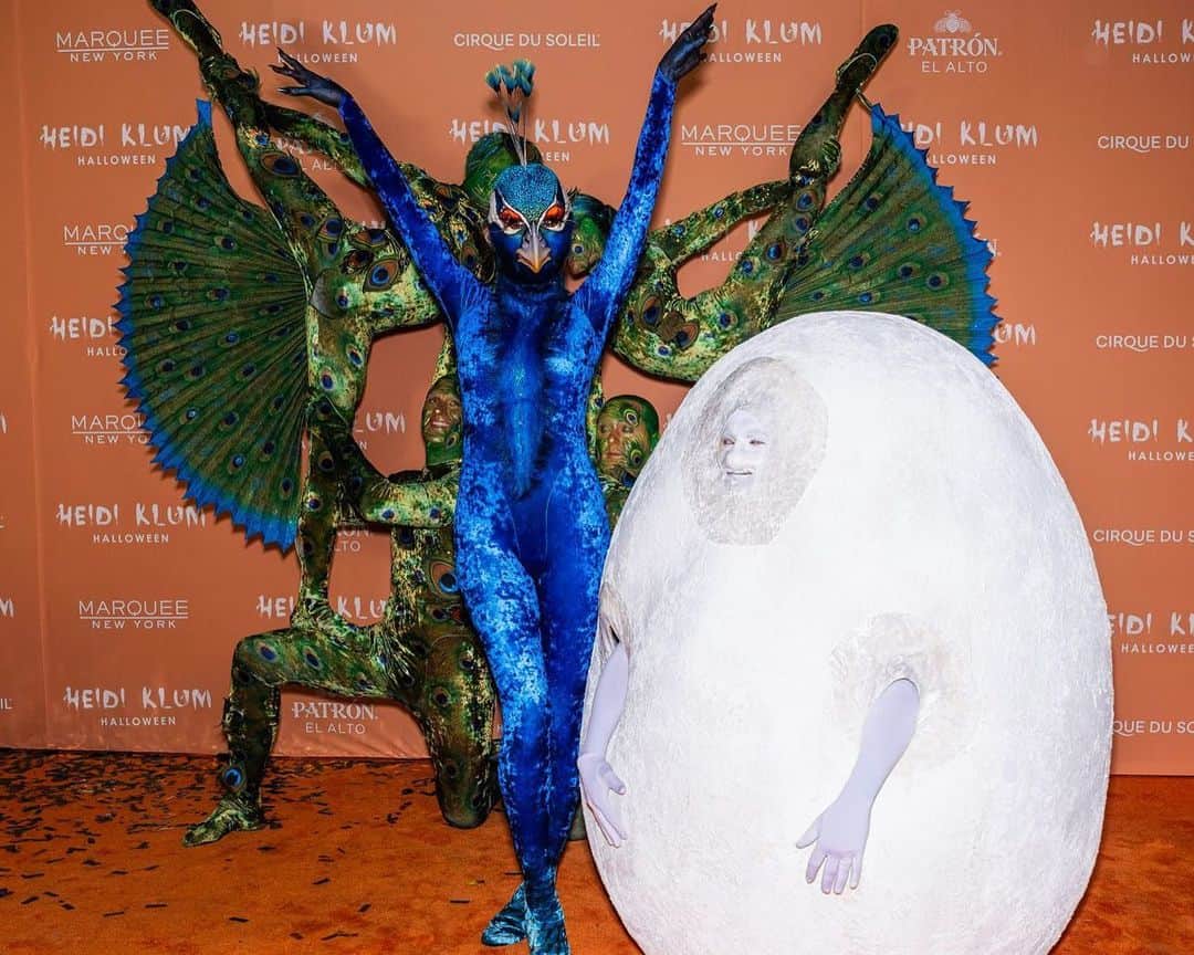 People Magazineさんのインスタグラム写真 - (People MagazineInstagram)「The queen of Halloween is back! 🦚 Heidi Klum arrived at her annual Halloween bash with an entire team for her costume, including her husband Tom Kaulitz who walked the carpet as an egg. 🥚 For more on her inspiration for this year's fit, tap the link in bio. | 📷: Getty; Stephen Lovekin/Shutterstock」11月1日 23時40分 - people