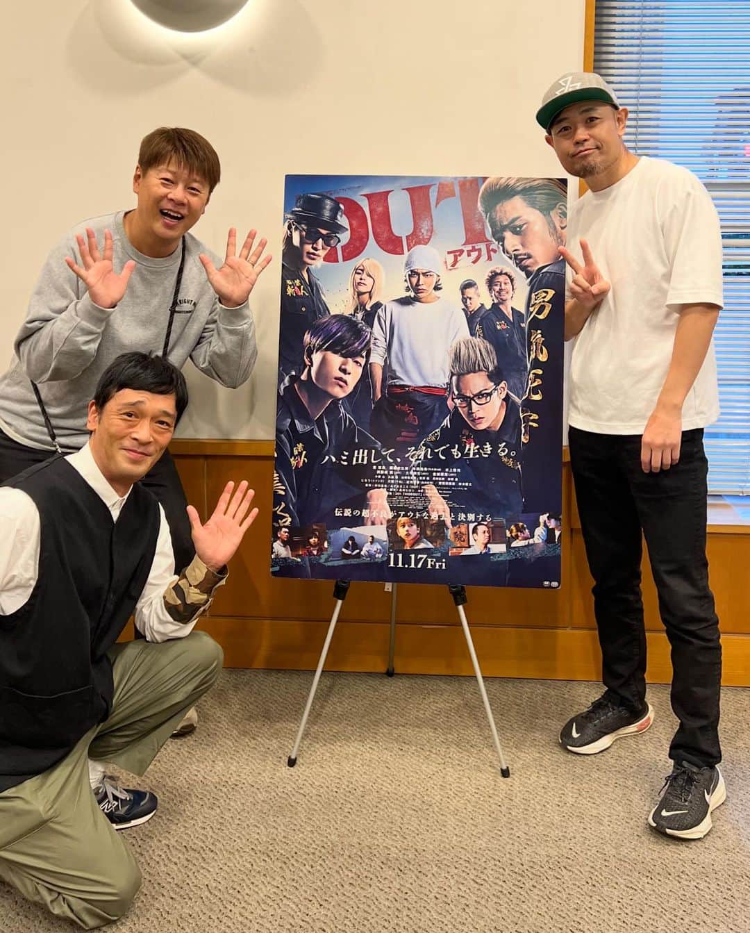 ロッシーさんのインスタグラム写真 - (ロッシーInstagram)「品川ヒロシ監督(シナッティ)の、  映画 OUT   を見たよ！  映画評論家がリットチュウ熊谷と！  そして、気付いたら、 １３期生同期！ チャンス 大城と 焼肉食うてたわ！  品川監督の正直な　想い　気持ち　が　たくさんの 愛いっぱいの　実は僕たちには、甘酸っぱいスィーティーな品川監督らしい映画でした！  みなさんも、11月17日劇場で見てね！あーオモロかった！  #品川ヒロシ #映画 #OUT #ガリットチュウ熊谷 #チャンス大城 #野性爆弾ロッシー」11月1日 23時51分 - yaseibakudan_rossy