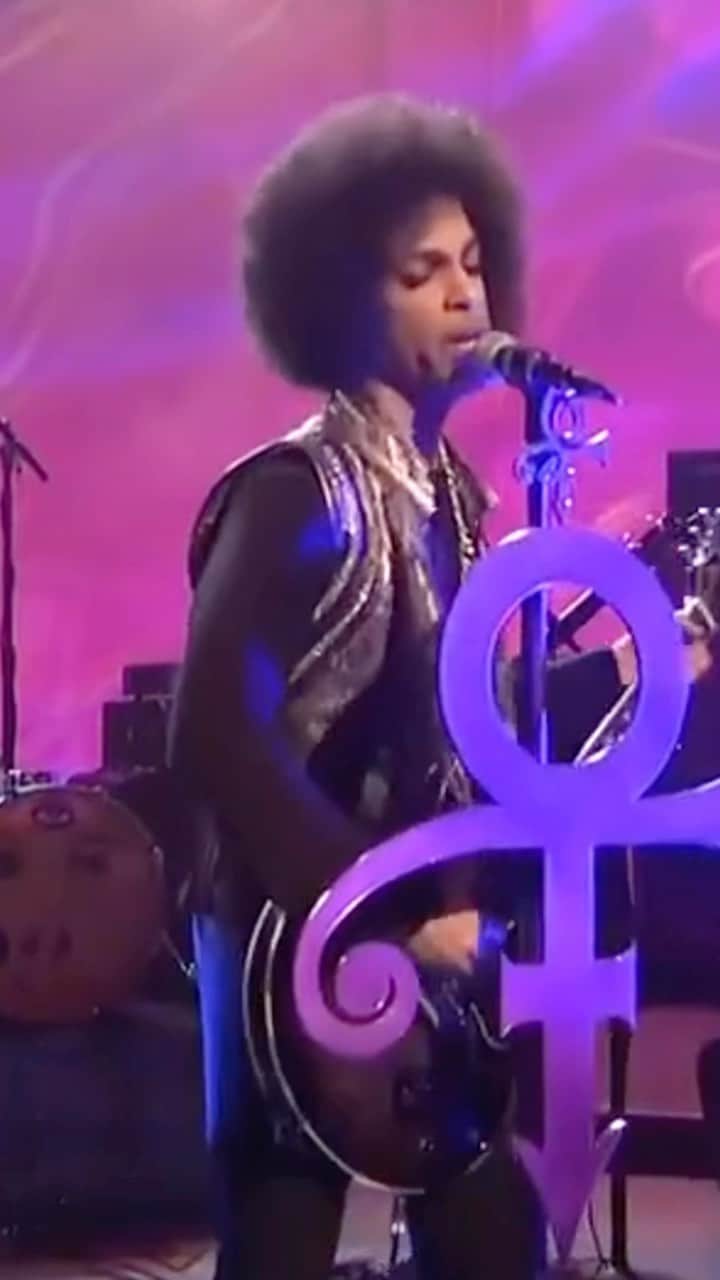 プリンスのインスタグラム：「On this day in 2014, Prince appeared on Saturday Night Live to bust out an epic 8-minute medley of tunes from ‘Art Official Age’ and ‘Plectrumelectrum.’ He was accompanied by his backing band, the funk-rock trio 3RDEYEGIRL, with Donna Grantis on guitar, Ida Nielsen on bass, and Hannah Welton on drums!   #Prince #3rdEyeGirl #SNL」