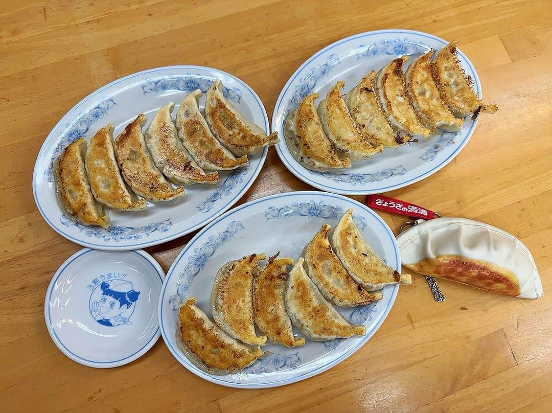 村田綾のインスタグラム：「いつの日かの、ぎょうざの満州。  最近、めちゃくちゃ餃子を食べたい欲が凄くて🥟 冷凍餃子を買いまくりです。  手作りもいいけど、市販の冷凍餃子が美味しすぎて♡ 作る気にならない現実。  やっぱり、ぎょうざの満州。  #飯テロ #日本 #日本食  #美味しいご飯 #外食 #餃子 #ぎょうざの満州 #meal #Japan #Japanesefood #foodstagram #food #埼玉 #女優 #タレント #モデル #司会 #ユーチューブ #saitama #actress #talent #model #mc #YouTube #likeforfollow」