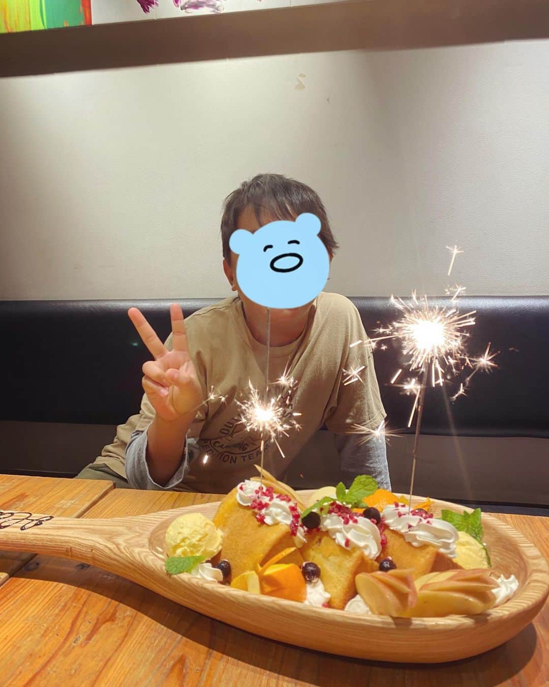 max―Reinaのインスタグラム：「11月1日は長男くんの誕生日🎂 12歳になりました〜🤗  今日は家族皆んなでご飯を食べに行きお祝いしました✨  長女とチビ助からのプレゼントに 「ありがとう〜💕」と笑顔が溢れて喜んでましたわ〜🎁  今まで欲しいプレゼントはゲームだったりLEGOだったりしていたのに、今年は欲しい物が無いと悩んでいるのを見ると成長したな〜と改めて実感しちゃいましたよ‼︎  大きくなったんだね〜😆  これからもスクスクと素直に育ってね💕  おめでとう〜😘  #誕生日 #長男 #皆んなでお祝い #プレゼント #素直な長男 #ありがとう」