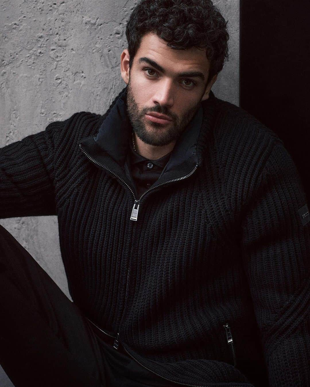 ヒューゴボスのインスタグラム：「Lessons in layering with #MatteoBerrettini. Create countless cozy looks with BOSS this season #BeYourOwnBOSS」