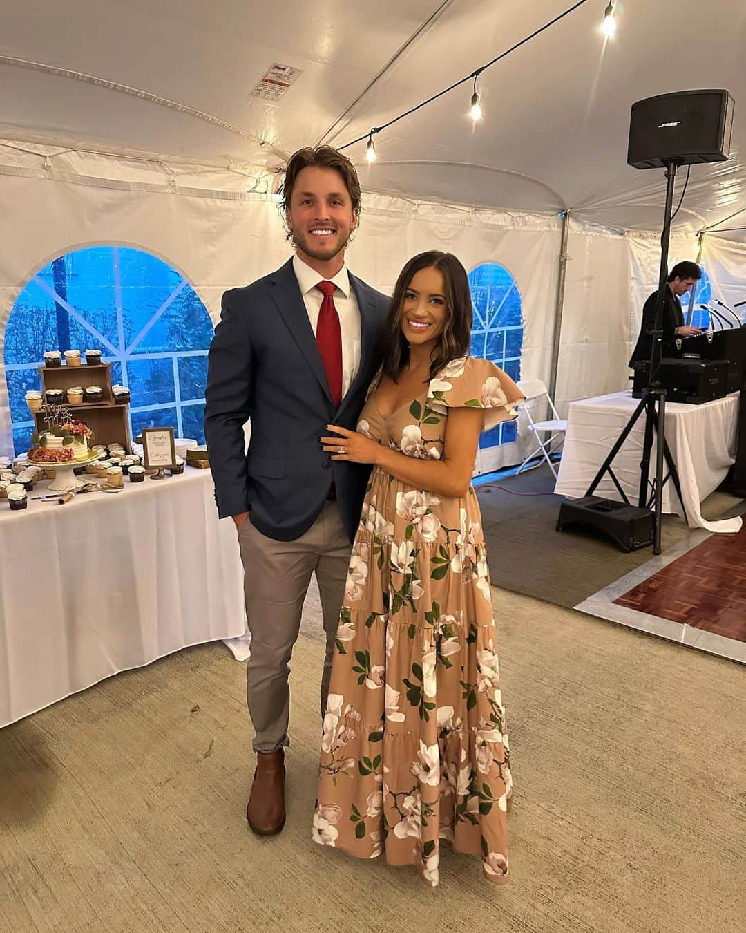 レキシー・プリースマンのインスタグラム：「My forever wedding date 💍🤍  Congratulations to the McHughs!」