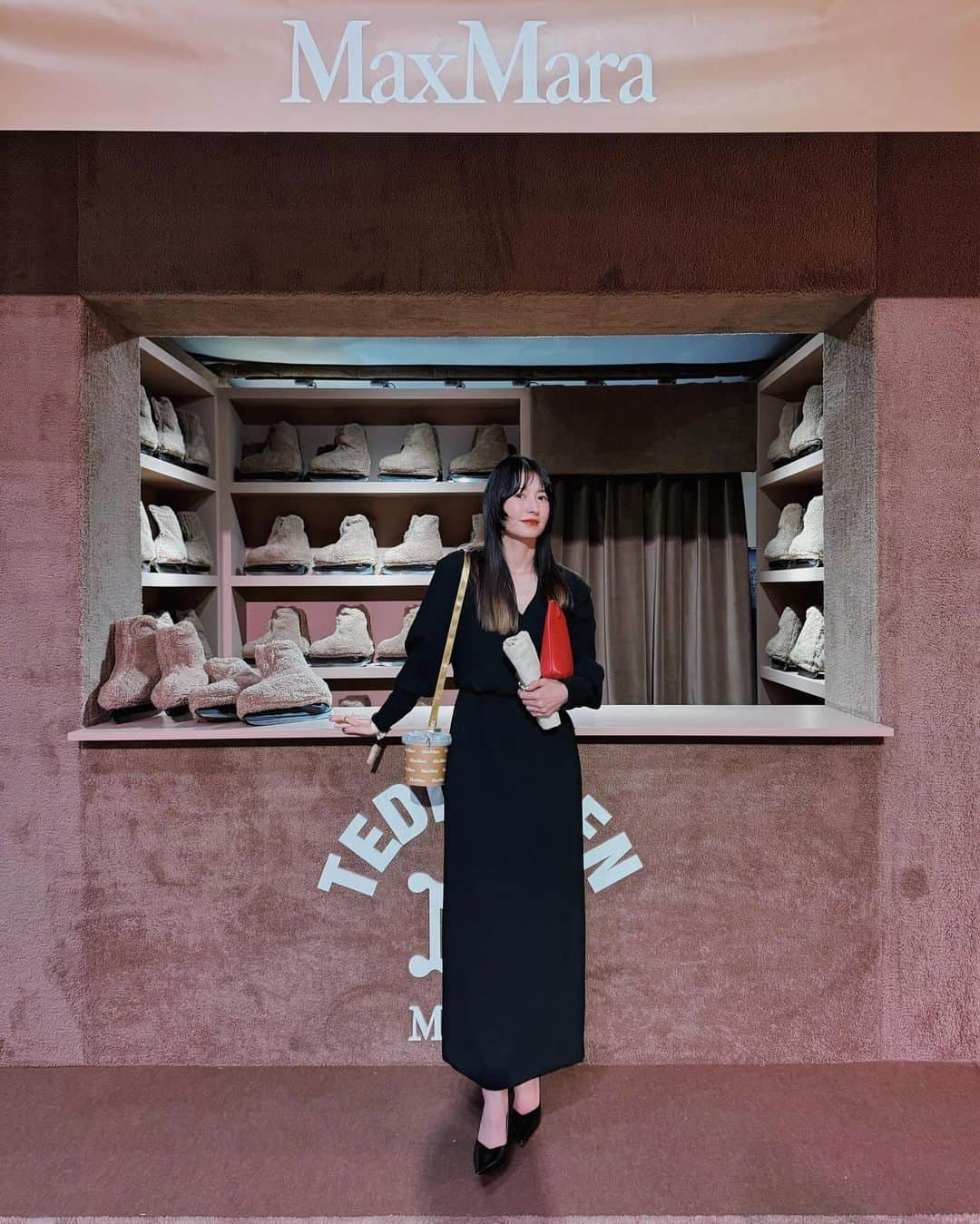 松本恵奈のインスタグラム：「今日はMax Mara テディベアコート 10周年記念イベント「TEDDY TEN park」に 遊びに行って来ました♡ 会場にはマックスマーラを代表する アイコンコートの一つでもある「テディベア コート」や 新作などが沢山陳列されていてとても可愛かったです♡ UFOキャッチャーやクマさん綿飴などもあって お祭り気分も感じれる素敵なイベントでした♡ #maxmara #teddytenpark」