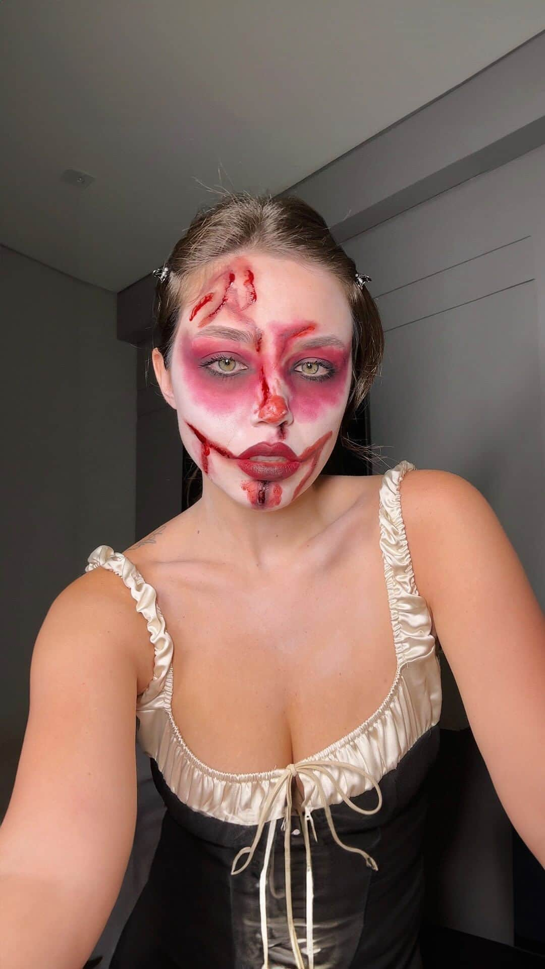 Mariana Sampaioのインスタグラム：「COM LICENÇA, ainda estou no mood 👻💀🎃 A melhor parte foi ter passado o dia inteiro assim, agindo normalmente kkkkk  #halloweenmakeup #halloween」