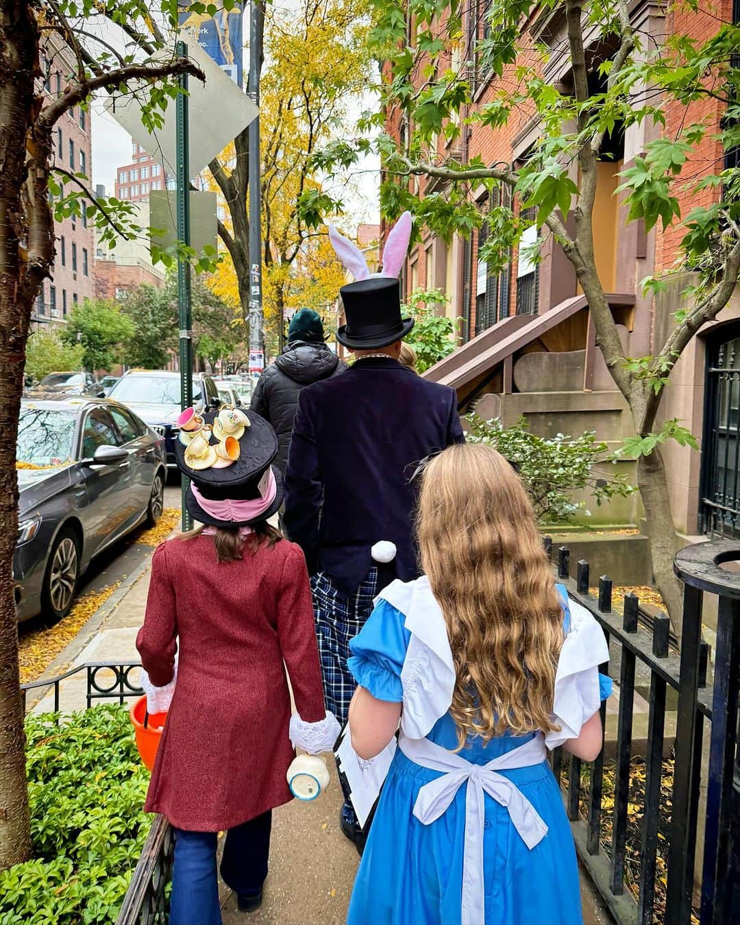 Ilana Wilesのインスタグラム：「Mike and I weren’t the only ones who based our costumes around Harlow’s Mad Hatter. My friend Bianca said they didn’t know what they were doing yet and I told her our costumes and said they were welcome to join us. Her daughter Harriet made the perfect Alice. And then Bianca decided to go as a card and her husband John was the king of hearts and then our friend Allyson showed up as the Cheshire Cat and I felt like our band of Wonderland characters grew every time we turned a corner in the West Village. All thanks to Harlow knowing exactly who she wanted to be for Halloween two months ahead of time. 🎃」