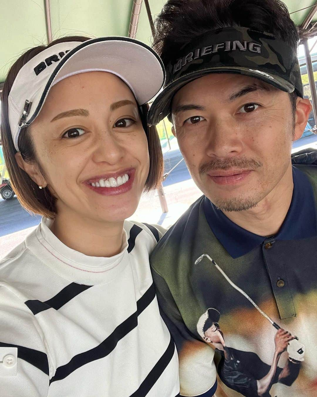 越智千恵子さんのインスタグラム写真 - (越智千恵子Instagram)「結婚３周年。お互いの一目惚れからはじまり、出会って３ヶ月で入籍し「もう３年経つのか」と思うけど、とても濃い時間を過ごしたので「まだ3年しか経っていないのか」という気持ちもあります😌 ２ショットがゴルフの写真しかないのも自分達らしいってことで。笑　さらに学びある楽しい夫婦時間を過ごせますように！乾杯！🥂❤️  #結婚記念日#3周年 #wedding anniversary #3rdAnniversary」11月2日 0時00分 - chieko_0224