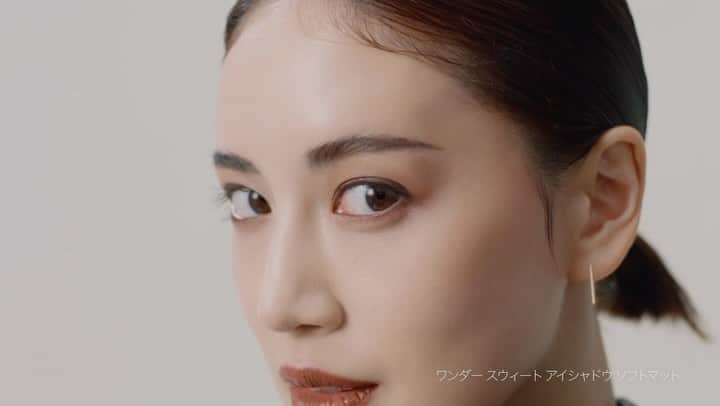 藤井夏恋のインスタグラム：「RIMMEL NEW VISUAL🤎  「ワンダー スウィート アイシャドウ ソフトマット」 11/10 発売✨  とろけるように肌になじむ、チョコレートみたいな発色が特徴の「ショコラ」シリーズ。誰にでも、どんなルックにも似合う、ブラウン系カラーはそのままに、より進化したマットシャドウが新登場。洗練された深みのある目もとを演出する、マットならではの発色に、【ほのツヤパール】をプラス。 マット初心者でもテクニック要らずでアイメイクを楽しめます。 マットなのにツヤ感もプラスされた欲ばりアイシャドウです。  @rimmellondon_jp」
