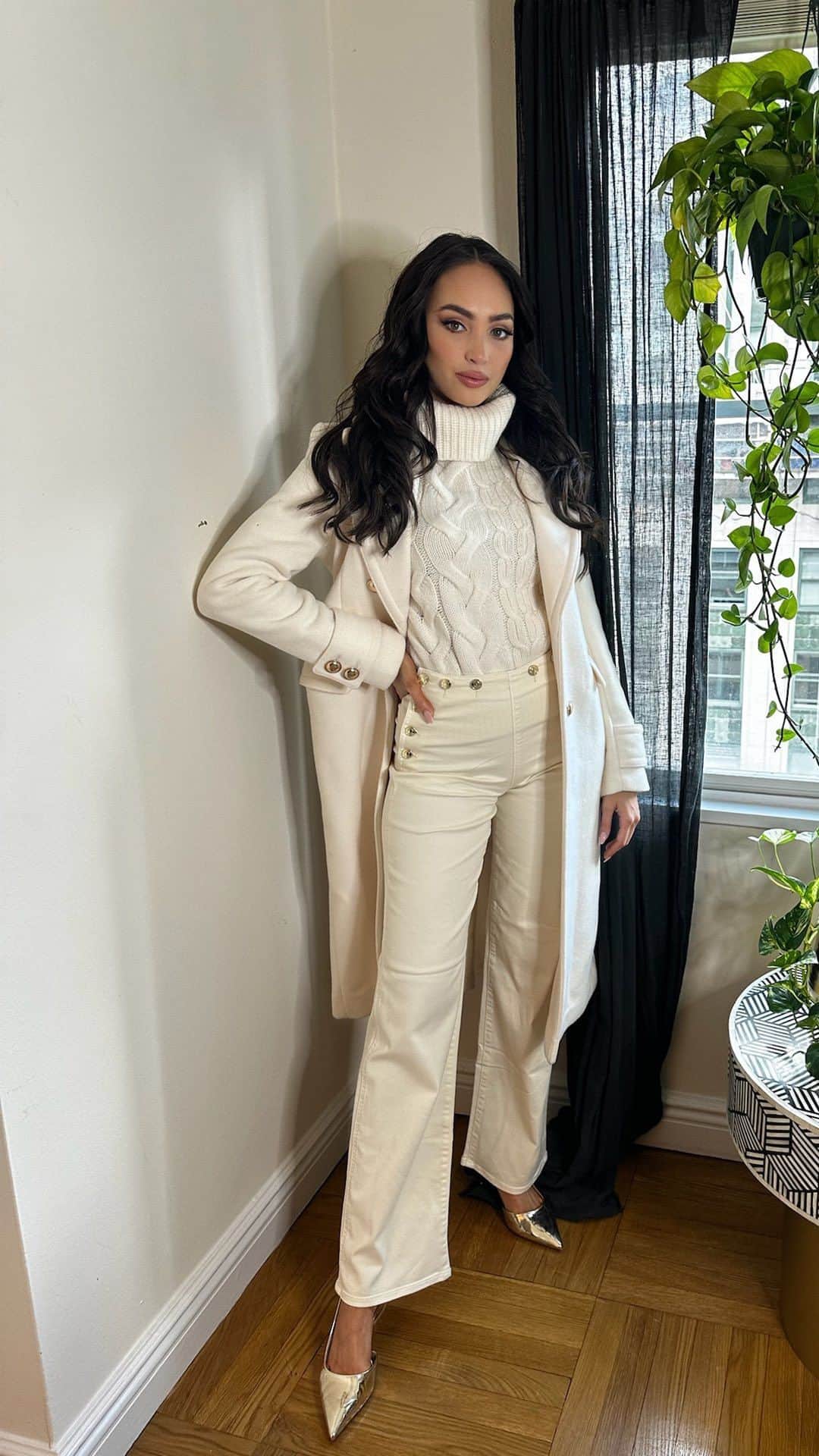 イリス・ミトゥネールのインスタグラム：「Ring in the holidays with @missuniverse’s winter style staples from @express. ✨ Which confidence-boosting looks are on your wishlist? #ExpressYou #ExpressPartner」