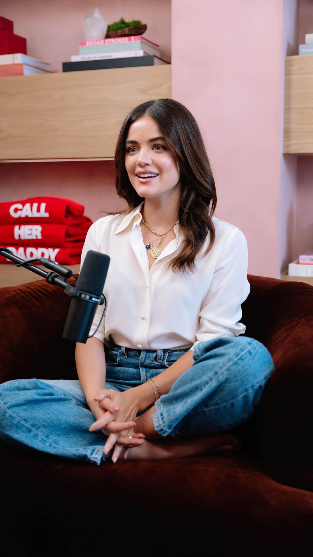 ルーシー・ヘイルのインスタグラム：「DADDY GANG!! I’m back in the studio this week with Lucy Hale and things are getting deep. From her rock bottom moment behind the scenes, to getting sober, she reflects on how drinking negatively impacted both her friendships and romantic relationships. We talk navigating sober dating, sex and so much more. You def don’t want to miss this amazing conversation! Available NOW on Spotify」