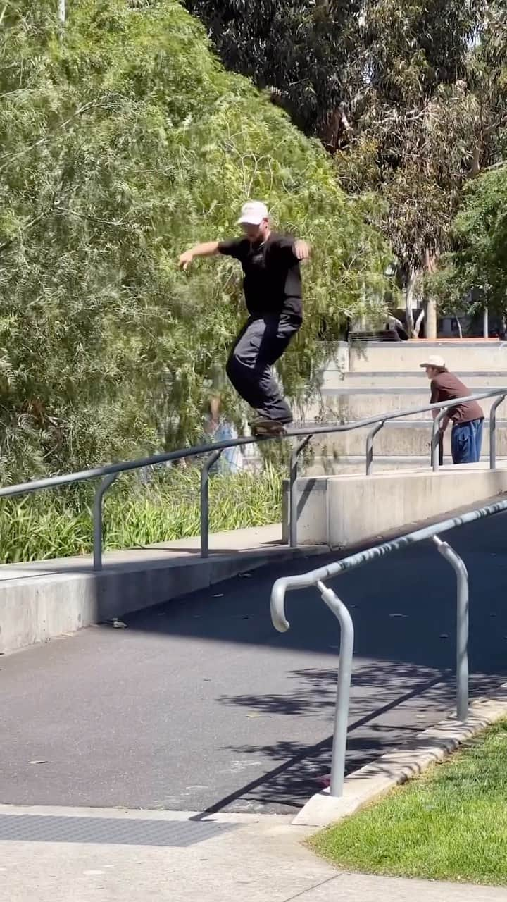 ジェイミー・フォイのインスタグラム：「all about keeping a level head 😮‍💨  🛹: @jamie_foy  #redbull #givesyouwiiings #skateboarding #grind #rail」