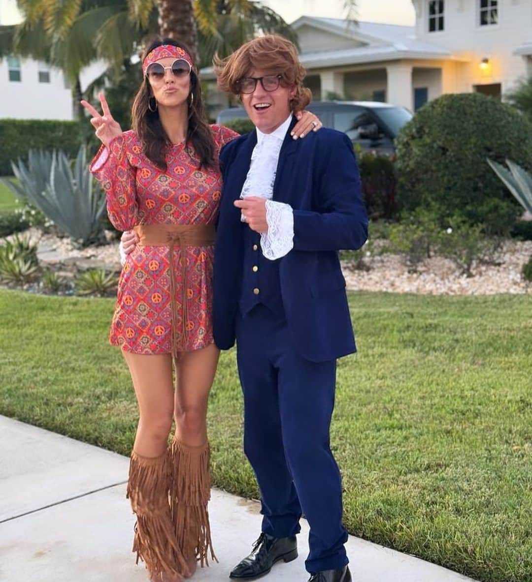 ルーク・ドナルドさんのインスタグラム写真 - (ルーク・ドナルドInstagram)「Multiple Halloween parties means multiple costumes! Bringing it back this year with @dianedonald. Happy Halloween from us both 👻 #austinpowers #bobross #groovybaby #flowerchild #happylittletrees」11月1日 23時52分 - lukedonald