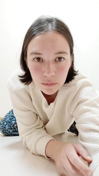 市場紗蓮のインスタグラム：「040/100  100日チャレンジ、折り返しがみえてきた。  信頼できる自分になる、自己肯定感をあげる、結果をつくる、着々。  いつもお付き合いありがとう！  配信2回やって5分しないで勝手に終わっちゃうくらい電波だめだったからアップロードにしてみる。  そろそろ30分ちゃんと動くヨガ、したいね。  おやすみなさい。」