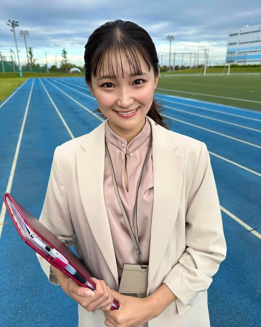 加藤早和子さんのインスタグラム写真 - (加藤早和子Instagram)「.  今日のスポーツコーナーでは 岩手県陸前高田市出身、 現在は青山学院大学の陸上競技部で 三大駅伝出場を目指している 選手についてお伝えさせていただきました🎽  目標の1つであった母校の取材を させていただけたこと とても光栄です🎖️  NHKプラスでは見逃し配信で 全国の方も見られますのでぜひご覧ください！  ↓↓ https://plus.nhk.jp/watch/st/030_g1_2023110154547  . . #青山学院大学 #母校 #取材 #スポーツ #陸上 #駅伝 #岩手  #スポーツキャスター #アナウンサー #新人アナウンサー」11月1日 23時53分 - kato_sawako