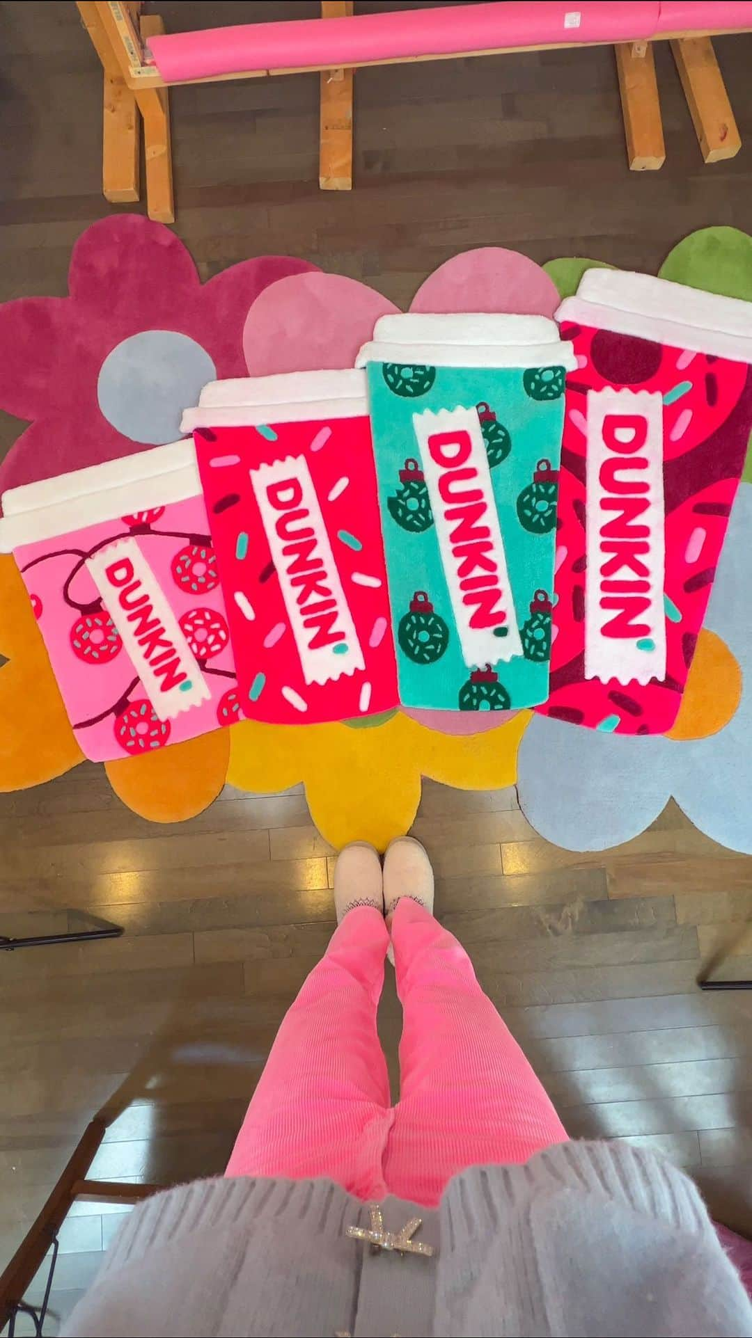 ダンキンドーナツのインスタグラム：「Let me know which @dunkin holiday cup is your favorite! 🍩☕️🤩  #rugmaking #holiday #diy #dunkinpartner」