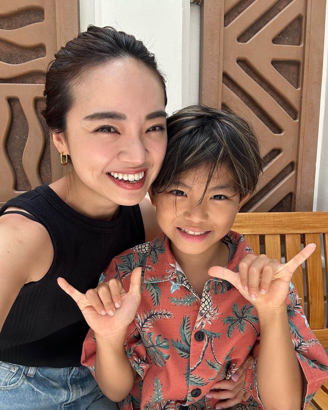 のインスタグラム：「あんなに暑かったのに、やはり季節は巡るもので、肌寒さを感じると一気にHawaiiが恋しくなる…🥺⁡⁡⁡⁡ ⁡⁡⁡⁡ 最近空気も乾燥モードで、洗い物した後、特に乾燥を感じていたのだけど、⁡⁡⁡⁡ 今日は、私みたいにちょっと手の乾燥きちゃってるなーって方々に、ヒルマイルドの新商品をご紹介したいんです！！！⁡⁡⁡⁡ ⁡⁡⁡⁡ ハンドクリームでは珍しい、医薬品のハンドクリームで、医薬品だから効能効果が認められていて、手荒れ、ひび、あかぎれにいいし、⁡⁡⁡⁡ 水に強いから、家事や育児で水仕事が多いママ達にもすごく使いやすい🫶🏻⁡⁡⁡⁡ ⁡⁡⁡⁡ ⁡⁡⁡⁡ 意外に多いのが、スキンケアはめちゃくちゃ丁寧にしているのに、ハンドケアはあまり興味ないって人。⁡⁡⁡⁡ ⁡⁡⁡⁡ 手ってすごく年齢が出やすいと思うんです。⁡⁡⁡⁡ ⁡⁡⁡⁡ なので、毎年手荒れで悩んでいる方々に是非使って見てほしいと思いました🫧⁡⁡⁡⁡ ⁡⁡⁡⁡ ⁡⁡⁡⁡ @kenei_official_jp⁡⁡⁡⁡ ⁡⁡⁡⁡ ーーーーーーーーーーー⁡⁡⁡⁡ 販売名：ヒルマイルドHクリーム（第2類医薬品）⁡⁡⁡⁡ ーーーーーーーーーーー⁡⁡⁡⁡ ⁡⁡⁡⁡ ⁡⁡⁡⁡ ⁡⁡⁡⁡ #PR #健栄製薬⁡⁡⁡⁡ #ヒルマイルド #ハンドクリーム #ヒルマイルドHクリーム⁡」