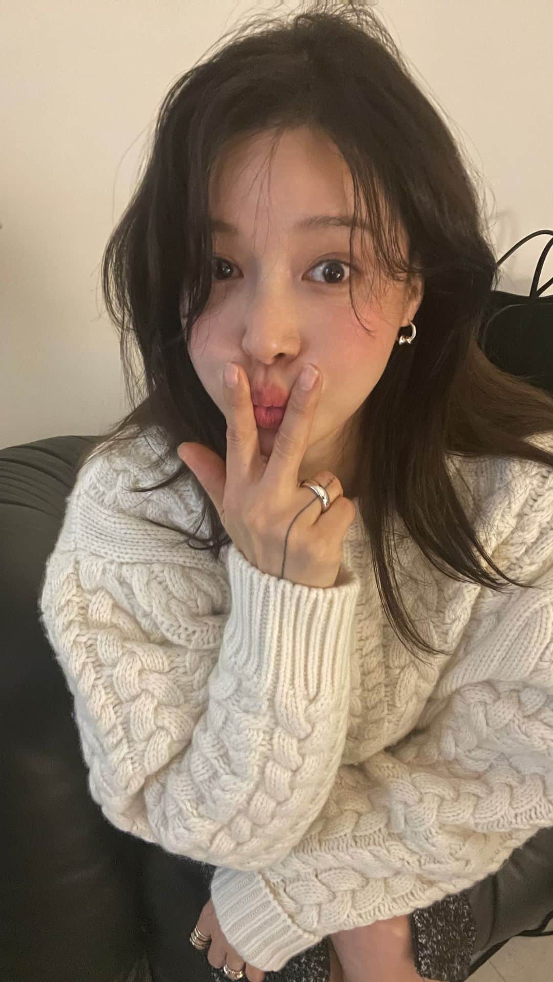 のインスタグラム：「정보 드립니당👻 일단 요즘 난 볼터치 하기전에 무조건 착실하게 파우더 처리!! 파우더(쿠팡에서삼) -딘토 운초  블러픽싱 피니쉬 파우더 팩트003  볼타치 처음에 연라게 한거 롬앤 베러댄 치크- 1  너티누드 위에 진하게 덧칠한 고 페리파라- 맑게 물든 선샤인 치크 17 인간 가을해  립라인 하트 퍼센트- 피치베이지 립. 룸앤-제로 매트 립스틱  09 쉘 누드 덧대서 진하게 바른고 맥-죽었다 깨나도 안보이니 구매한 내역 스토리로 뿅  이어링 @_bornete_  입은옷 신발 모두 @ribbontie_official  중간에 입은 체크 스커트 @cloveclub」