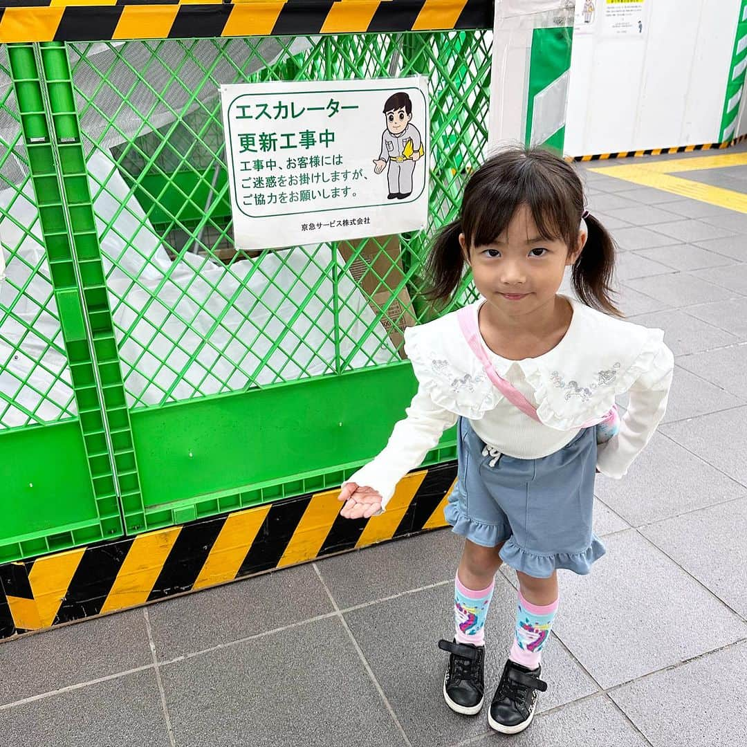 綾瀬羽乃(あーは)のインスタグラム：「11月も、何卒っっっ！！！ よろしくお願いします👧💛  早い、早すぎるよ1年🤣 もう年末年始の予定立ててる✈️  今年はいろいろ環境が変わり まだ脳内追いついておりません。  毎月1日を掃除の日にしているのだけど、今月はお部屋の半分が倉庫のような状態になっております。。  11月は時間の使い方気をつけて過ごすぞっっっ✊  みんなもインフルとか気をつけて過ごそうねっっっ！  ((突然立ち止まって同じポーズしてたムスメでした👷‍♀️))  #成長は早い#5歳女の子 #11月#November#ママカメラ」