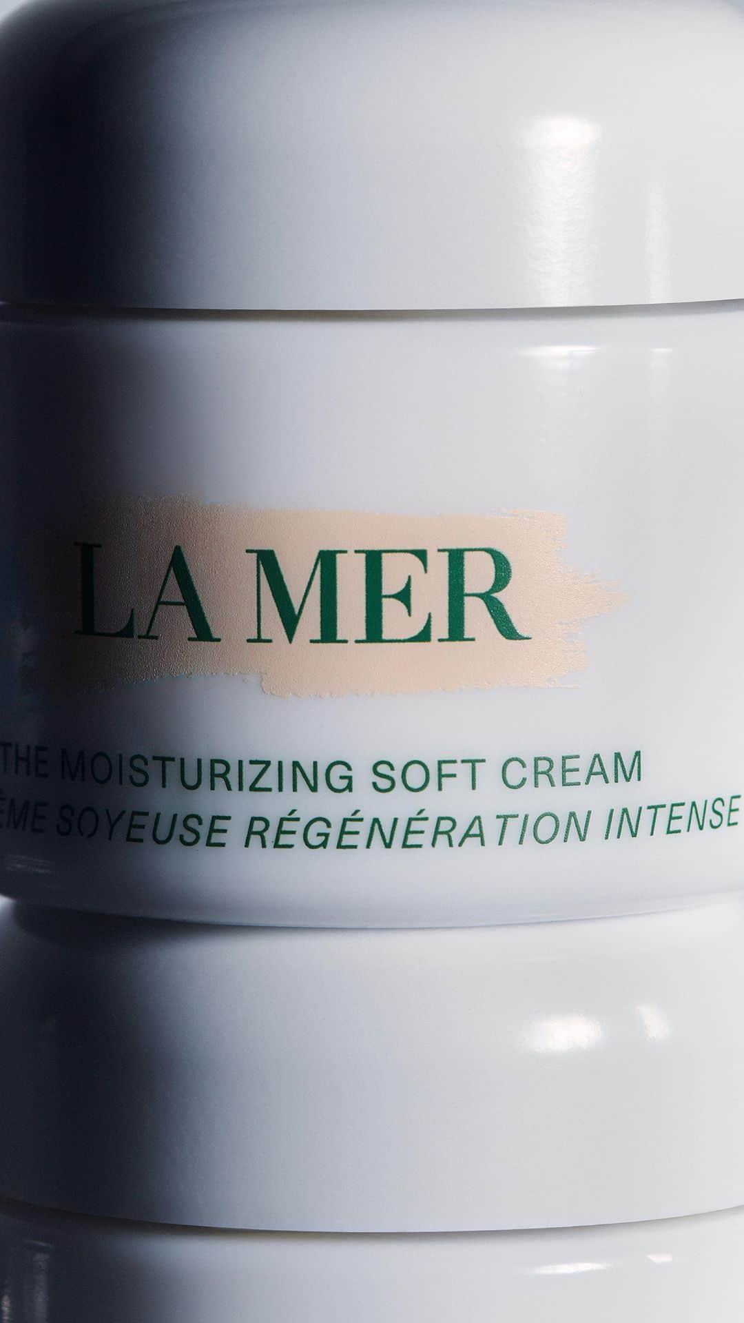 ドゥラメールのインスタグラム：「A skincare moment of zen with this silky-soft dream.  Take a few swipes of The Moisturizing Soft Cream and gently press into cleansed skin. Massage in small circular motions, moving up and around the face. Apply morning and night for all-day healing moisture and deep rejuvenation.  Head to the link in bio to shop. #LaMer #LaMerSkincare #LaMerSoftCream」