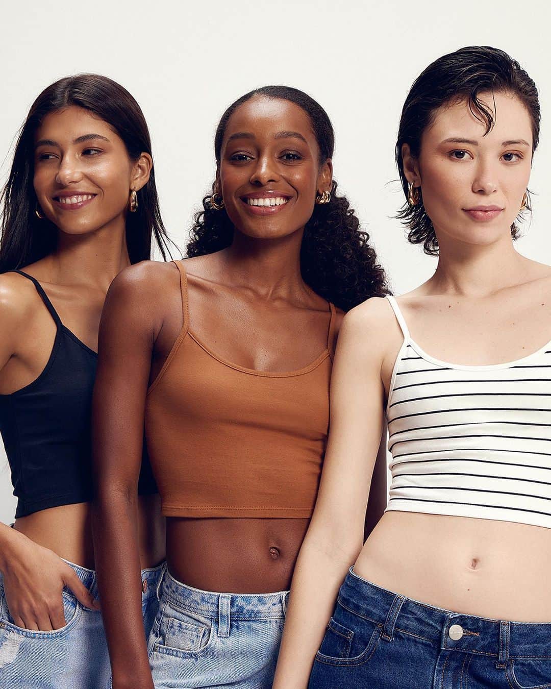 ロジャス・レナーのインスタグラム：「Básicas sim e estilosas também. ✨ As blusas com tons neutros e estampas clássicas são curingas para compor um guarda-roupa versátil. Afinal, elas combinam com todos os estilos! Escolha a sua preferida clicando nas imagens. #Blusas #Regatas #Básicos #Tendência #LookVerão #ModaFeminina  calça mom jeans 626440382 | calça wide leg 882211167 | calça mom básico jeans 627620035 | brinco argola 638398601 | blusa regata cropped preta 629432898 | blusa regata cropped marrom 864662520 | blusa cropped de alça branca 877852058」