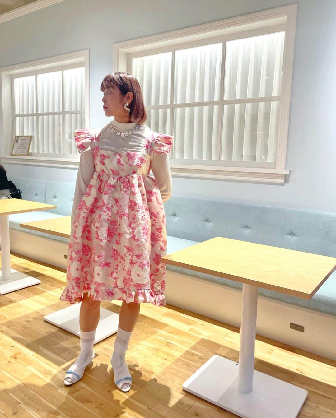 Momoのインスタグラム：「久々にこんなドレス着たい日もある💐 @studiokonbini で発見したjacquard  vintage dress. そんなに古いものじゃないらしいけど、それでも私よりも前に生まれてます。でもでも、何か今っぽいよね？デザイン。 時代はまわるね。 ㅤㅤㅤㅤㅤㅤㅤㅤㅤㅤ ジュエリーは85年以上も前から続くフィンランドのブランド @kalevala_jp のものです💎 ㅤㅤㅤㅤㅤㅤㅤㅤㅤㅤ  そして猛ダッシュできるミニヒールのブーツは @jennyfax.official 🤍🤍 スニーカーより走れるかも！笑 ㅤㅤㅤㅤㅤㅤㅤㅤㅤㅤ  #ももえのコーデ」
