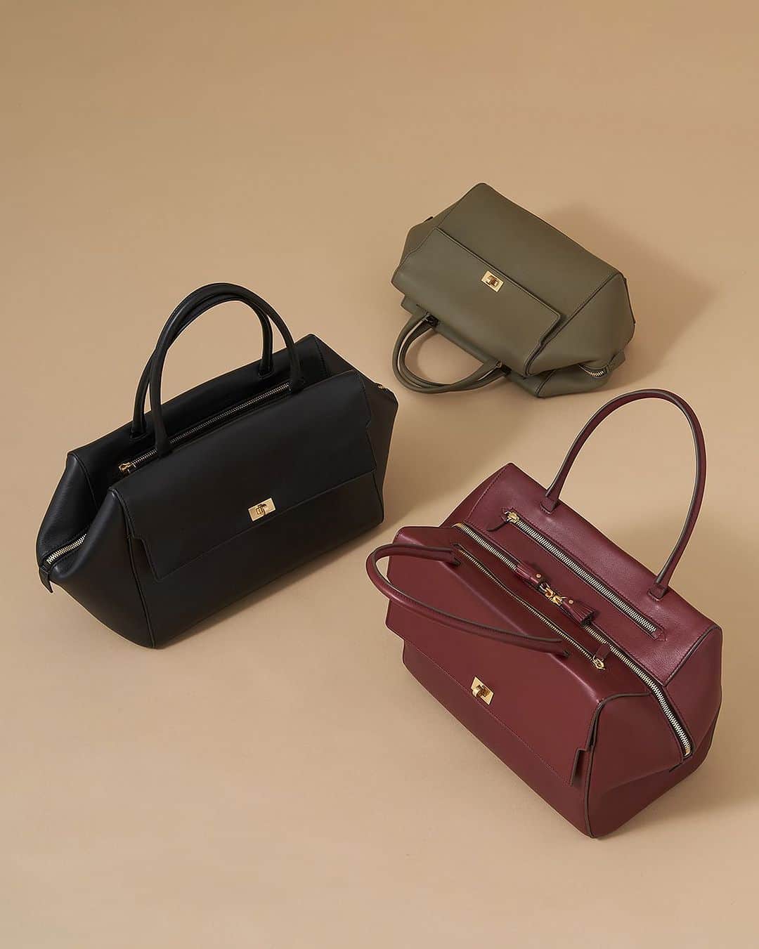 のインスタグラム：「Beautifully engineered, surprisingly spacious and ergonomically crafted, our Seaton will become your favourite day bag. #AnyaHindmarch」