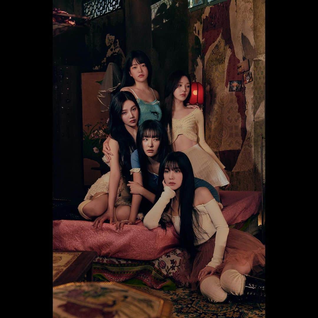 SMエンターテインメントのインスタグラム：「Red Velvet The 3rd Album 'Chill Kill'  ➫ 2023.11.13 6PM KST  #RedVelvet #레드벨벳  #Chill_Kill #칠킬 #RedVelvet_Chill_Kill  @redvelvet.smtown   💿Pre-order https://redvelvet.lnk.to/chill_kill」
