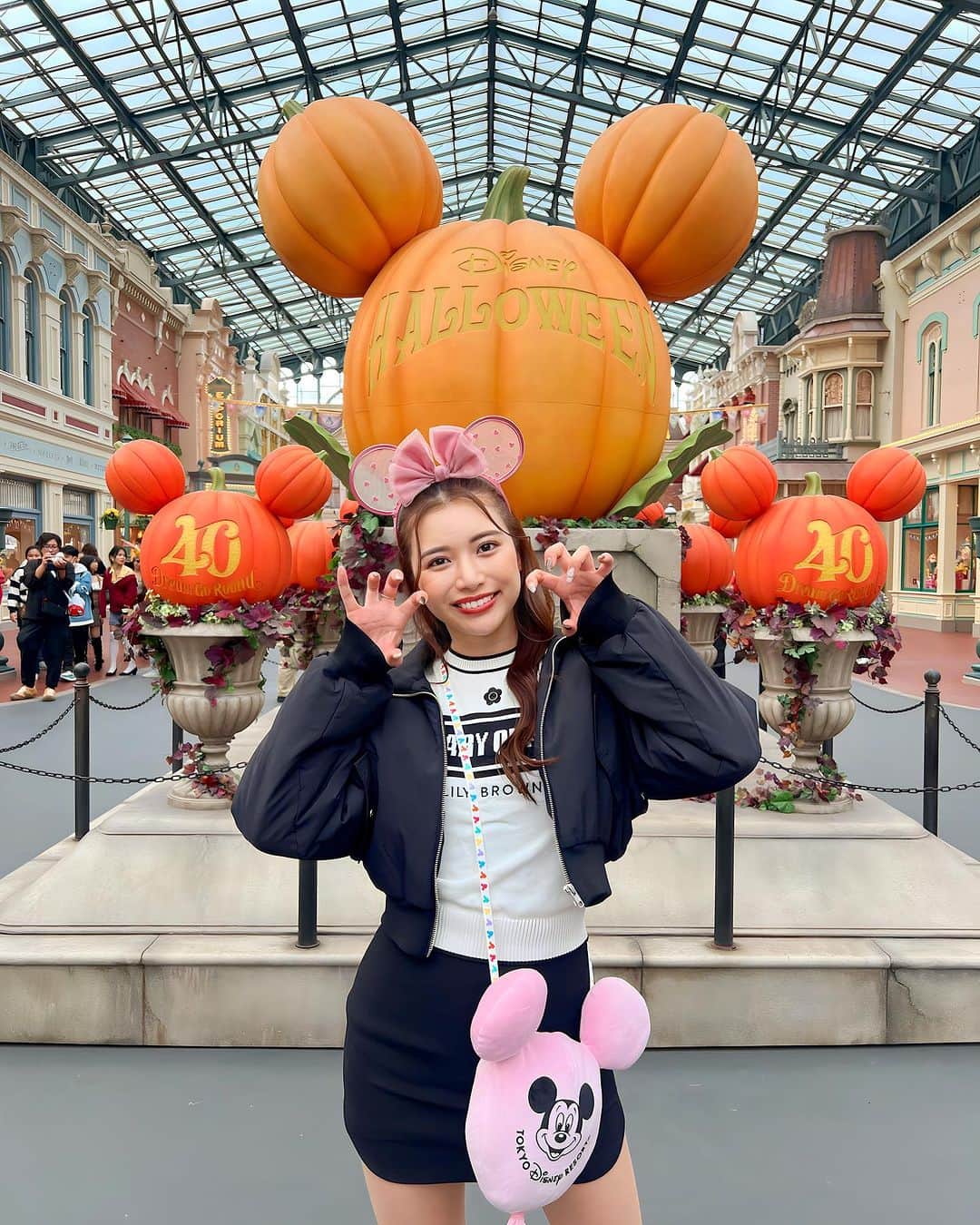 のインスタグラム：「\\👻Dハロ〜🎃//  ハロウィン当日！なんと！ ひっっっさしぶりのDisneyへ🐭🎡  急遽のお休みだったので、 仮装も何もできなかったけど、  かわいいショルダーバック見つけて カチューシャとピンクでお揃いにした🩷  平日だから、ハロウィンなのに 混雑もしてなくて乗り物も沢山乗れたし 日中あったかくて最高のDisney日和🎢  パーク内はカボチャだらけで 可愛すぎて沢山写真撮った🎃👻♥︎  11月は富士急に行く予定もあるし 楽しみたくさんっ😌  #disney #ハロウィン #ディズニー #dハロ仮装 #dハロ  #ディズニーコーデ #ディズニーランド  #ディズニーシー #ハロウィンパーティー  #halloween #コスプレ #ディズニー写真部」