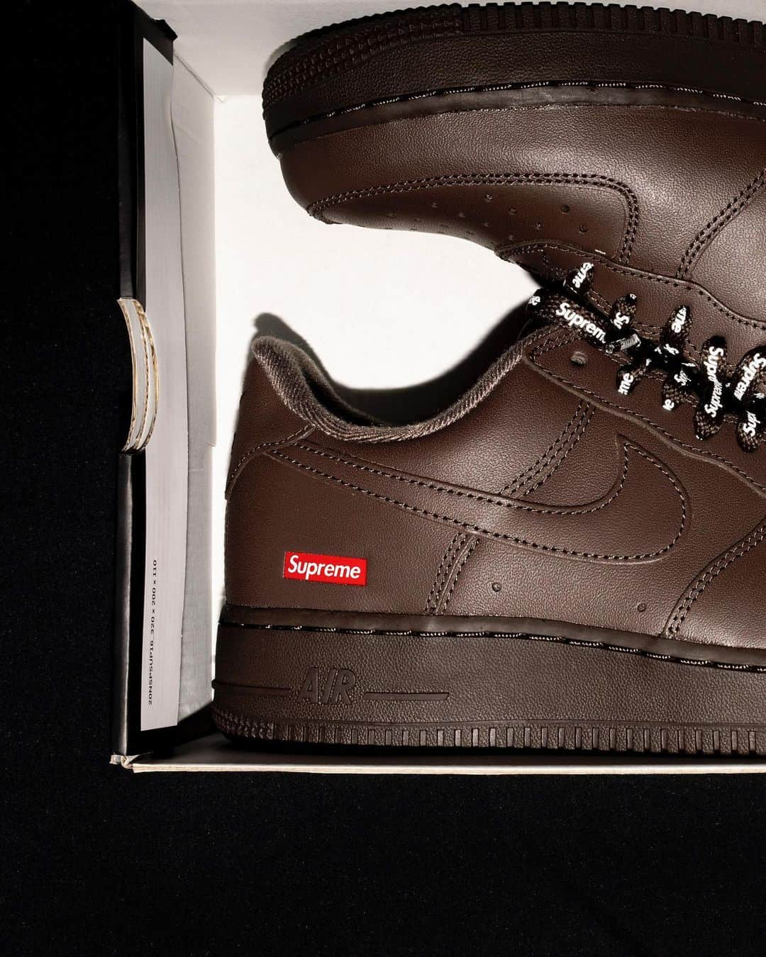 シュプリームさんのインスタグラム写真 - (シュプリームInstagram)「Supreme®/Nike® Air Force 1 Low Brown. 11/02/2023」11月2日 0時10分 - supremenewyork