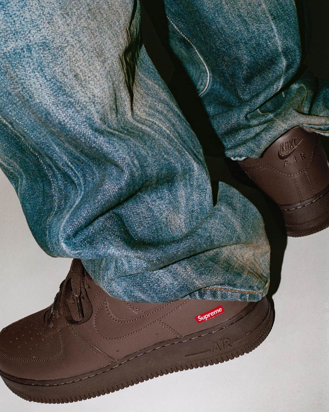 シュプリームさんのインスタグラム写真 - (シュプリームInstagram)「Supreme®/Nike® Air Force 1 Low Brown. 11/02/2023」11月2日 0時10分 - supremenewyork