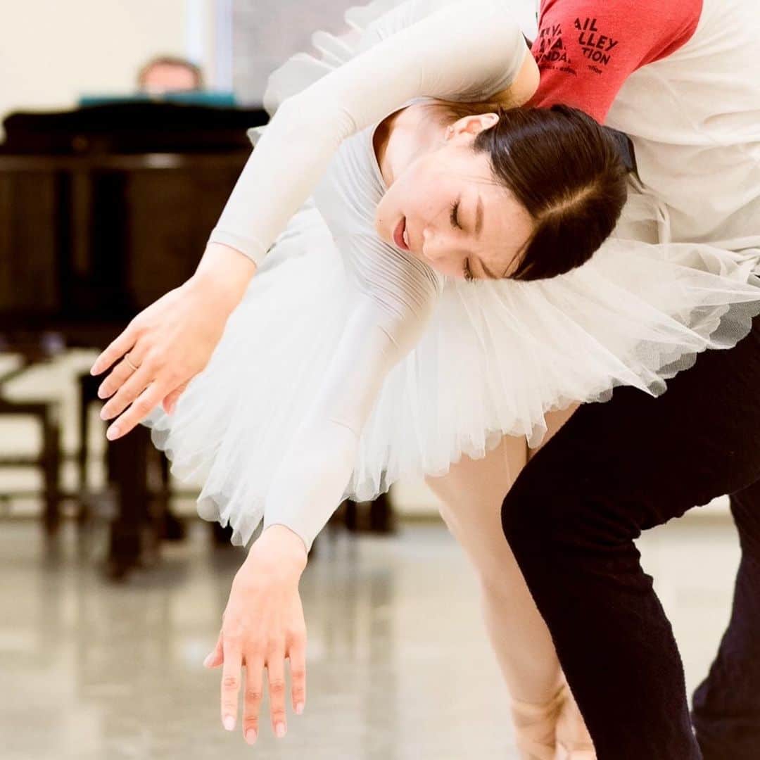倉永美沙のインスタグラム：「What day is today? It’s #worldballetday 🩰 Join @aaronrobison_ and me for a live segment at 12:30 Pacific time as we rehearse the iconic Swan Lake pas de deux from act 2 🦢Actually, this is our first time dancing together, and today will be our first rehearsal! You can watch us on the @sfballet website 💙  See you all soon 😘   今日はワールドバレエデー。日本時間早朝4時半よりライブにて白鳥の湖のリハーサル風景をお届けします。アロンとは初めて一緒に踊ります。そしてこれが私の初めてのリハーサルです。ライブを見逃した方は後からYOUTUBEでもみれます。  First Photo by @lizavoll  #ballet #live #sfb #ballerina #ballerinalife #swanlake #ワールドバレエデー　#バレエ　#バレリーナ　#partner #firsttime」