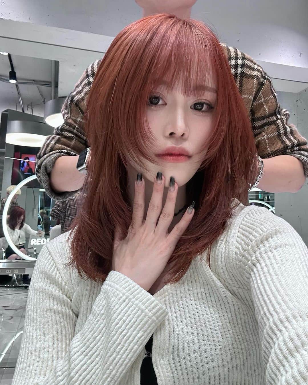 のインスタグラム：「れいさん @blu___ray  レイヤーカット任せてくださりありがとうございました🥺🙌小顔と色気を叶えます👀 Before→After見たらびっくりします！ :網紅ヘア🇨🇳 . . 『10代〜30代限定 指名料サービスcoupon🎟️』 📛レイヤーカット＋高保湿トリートメント  ¥5,500 📛レイヤーカット＋ワンメイクカラー＋高保湿トリートメント ¥9,900 📛レイヤーカット＋デザインブリーチ ¥18,700 ※指名料¥3,300がサービスになります ※カラーメニューは別途ロング料金有 . . . 2023/9/1 New Open REDEAL SHIBUYA. . 中華美人叶う網紅ヘア🇨🇳になれるヘアサロン✂︎ :wang hong hair  . . @redeal_hair  .  ⚪️#ディスコネレイヤーカット ⚪️ . "繋げていない" レイヤーカットを称して ディスコネレイヤーカットと名付けました。  近年ショートスタイルでは定番化していたディスコネ。これをボブ〜ロングに生かしたカットデザインです。 . REDEALではブリーチカラーのお客様も多いのですが、 レイヤーは入れすぎるとハイトーンは特に "中間がパサつく"ので傷んで見えます。 ですがこのレイヤーカットはそれがないです。 . . "繋げてない"からこそのメリットを大きく5つに分けると . ⚪️軽くなり過ぎずに"巻きやすい毛束"を作れる ⚪️"中間がパサつかない"ので傷んで見えない ⚪️全体の"重さ"は残るのでスカスカしない ⚪️繋げないところがあるため工程が少なくカット時間も短い ⚪️後ろにはレイヤーが少ないので寝癖になり辛い . . REDEAL考案の "ディスコネレイヤーカット" 鏡越しの毎朝が楽しみになります。  . . . 🔍REDEAL SHIBUYAのカラーの"こだわり" . こちらにupさせて頂いてるスタイルは基本 "1ブリーチ"での仕上がりが多いです。 理由として、 . . 🔍低温ブリーチでの施術 :当日の施術時間は熱を出さないためにじわじわブリーチ致します . 🔍入念に行う"カウンセリング" 現在の状態と"なりたいイメージ像"の可能かどうかも含めてか擦り合わせてなるべく1ブリーチで理想の仕上がりになる計画を一緒に立てます。 . . . .  . . . . . . . 🟡ご新規のご予約方法🟡 基本はREDEAL SHIBUYA のホットペッパーかお電話よりご予約ください。 . 🟥ホットペッパー （アプリ又はGoogleで大宮REDEAL SHIBUYAで検索） 🟨 📞 03 6416 9152 . ※基本的に営業時間以外もご予約できるのとポイント付くのでホットペッパーを推奨しております . 【お問い合わせ方法】 お電話のみとさせて頂きます。 🟨📞 03 6416 9152 . . . 🟡メニューの選び方🟡 .  【✂︎カット✂︎】 ⚪️ディスコネレイヤーカット 重さを残したレイヤースタイルをされたい方はこちらのメニューを選択してください。 ⚪️トリミングカット 乾いた状態でカットが完結するレベルの毛量調整や毛先の調整の方はこちらがおすすめです。 ⚪️デザインカット 上記２つ以外のショートやボブカット等々ご希望の方はこちらのメニューをお選びください。 . ※基本当日追加可能です✂︎ .  【🎨カラー🎨】 メニューがわからない場合 🔴ブリーチ有メニュー（4〜5時間前後） 🔵ブリーチ無メニュー（2時間前後） どちらかでご予約頂けましたらある程度お時間に限りはござまいすが当日変更等の対応はできますのでご安心ください。その日の気持ちをカウンセリングさせて頂き、ご提案をさせて頂きます  【🌿トリートメント🌿】 基本的に10分前後の施術になります。 事前のご予約、当日の変更も対応可能です。 . . ※施術料はその日の適切な金額をカウンセリングでお伝え致しますのでご安心ください ※ご予約状況でメニュー変更が難しい場合もございますので予めご了承ください . .  . . . REDEAL SHIBUYA . 東京都渋谷区宇田川町3-10 いちごフィエスタ渋谷3階  . 渋谷美容室 カミカリスマ "受賞"ヘアサロン . . . . . . . .  .  #レイヤースタイル #小顔カット #小顔ヘア #アッシュグレー #ワンカール  #中国ヘア #レイヤー #レイヤーカット #ワンホンヘア  #レイヤーカットロング  #ダークトーンカラー #ザクザクレイヤー #ウルフヘア #渋谷美容室 #東京美容室  #ミディアムレイヤー #後毛 #後毛カット #サイドバング #渋谷レイヤーカット  #ロングウルフ #フェイスレイヤー #姫カット #ミディアムウルフ #ウルフカット」