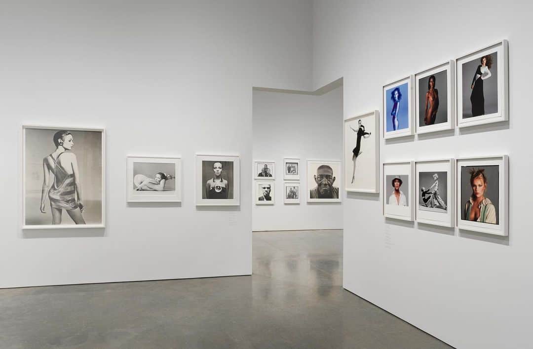 ガゴシアン・ギャラリーさんのインスタグラム写真 - (ガゴシアン・ギャラリーInstagram)「"Avedon 100," a recent exhibition at Gagosian, New York, has won the Lucie Awards Gallery Exhibition of the Year for 2023!  The landmark exhibition was organized in commemoration of the centenary of Richard Avedon’s birth and featured photographs selected by more than 150 cultural figures who elaborated on the impact of the photographer’s work today.   Gagosian director Antwaun Sargent (@sirsargent) received the Lucie Awards Spotlight/Visionary Award. He is the author of "The New Black Vanguard: Photography between Art and Fashion" and curator of an accompanying exhibition of the same name, which is currently traveling. In 2023, he organized exhibitions by Derrick Adams (@derrickadamsny), Cy Gavin, Rick Lowe (@rickloweofficial), and Honor Titus (@honortitus) at the gallery, among other accomplishments. Follow the link in our bio to learn more.  __________ #Avedon100 #RichardAvedon #LucieAwards #Gagosian @avedonfoundation @luciefoundation Installation views, "Avedon 100," Gagosian, West 21st Street, New York, May 4–July 7, 2023. Artwork © The Richard Avedon Foundation. Photos: Rob McKeever」11月2日 0時13分 - gagosian