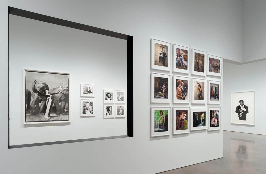 ガゴシアン・ギャラリーさんのインスタグラム写真 - (ガゴシアン・ギャラリーInstagram)「"Avedon 100," a recent exhibition at Gagosian, New York, has won the Lucie Awards Gallery Exhibition of the Year for 2023!  The landmark exhibition was organized in commemoration of the centenary of Richard Avedon’s birth and featured photographs selected by more than 150 cultural figures who elaborated on the impact of the photographer’s work today.   Gagosian director Antwaun Sargent (@sirsargent) received the Lucie Awards Spotlight/Visionary Award. He is the author of "The New Black Vanguard: Photography between Art and Fashion" and curator of an accompanying exhibition of the same name, which is currently traveling. In 2023, he organized exhibitions by Derrick Adams (@derrickadamsny), Cy Gavin, Rick Lowe (@rickloweofficial), and Honor Titus (@honortitus) at the gallery, among other accomplishments. Follow the link in our bio to learn more.  __________ #Avedon100 #RichardAvedon #LucieAwards #Gagosian @avedonfoundation @luciefoundation Installation views, "Avedon 100," Gagosian, West 21st Street, New York, May 4–July 7, 2023. Artwork © The Richard Avedon Foundation. Photos: Rob McKeever」11月2日 0時13分 - gagosian