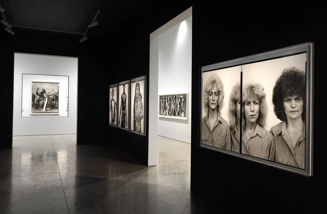 ガゴシアン・ギャラリーさんのインスタグラム写真 - (ガゴシアン・ギャラリーInstagram)「"Avedon 100," a recent exhibition at Gagosian, New York, has won the Lucie Awards Gallery Exhibition of the Year for 2023!  The landmark exhibition was organized in commemoration of the centenary of Richard Avedon’s birth and featured photographs selected by more than 150 cultural figures who elaborated on the impact of the photographer’s work today.   Gagosian director Antwaun Sargent (@sirsargent) received the Lucie Awards Spotlight/Visionary Award. He is the author of "The New Black Vanguard: Photography between Art and Fashion" and curator of an accompanying exhibition of the same name, which is currently traveling. In 2023, he organized exhibitions by Derrick Adams (@derrickadamsny), Cy Gavin, Rick Lowe (@rickloweofficial), and Honor Titus (@honortitus) at the gallery, among other accomplishments. Follow the link in our bio to learn more.  __________ #Avedon100 #RichardAvedon #LucieAwards #Gagosian @avedonfoundation @luciefoundation Installation views, "Avedon 100," Gagosian, West 21st Street, New York, May 4–July 7, 2023. Artwork © The Richard Avedon Foundation. Photos: Rob McKeever」11月2日 0時13分 - gagosian