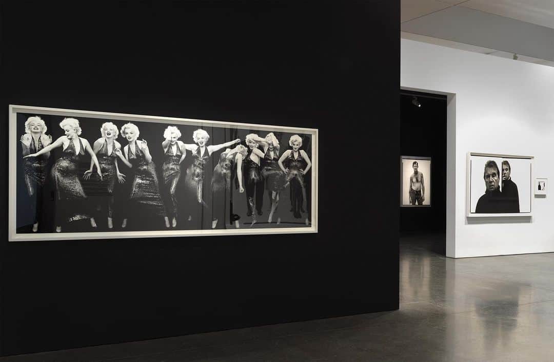 のインスタグラム：「"Avedon 100," a recent exhibition at Gagosian, New York, has won the Lucie Awards Gallery Exhibition of the Year for 2023!  The landmark exhibition was organized in commemoration of the centenary of Richard Avedon’s birth and featured photographs selected by more than 150 cultural figures who elaborated on the impact of the photographer’s work today.   Gagosian director Antwaun Sargent (@sirsargent) received the Lucie Awards Spotlight/Visionary Award. He is the author of "The New Black Vanguard: Photography between Art and Fashion" and curator of an accompanying exhibition of the same name, which is currently traveling. In 2023, he organized exhibitions by Derrick Adams (@derrickadamsny), Cy Gavin, Rick Lowe (@rickloweofficial), and Honor Titus (@honortitus) at the gallery, among other accomplishments. Follow the link in our bio to learn more.  __________ #Avedon100 #RichardAvedon #LucieAwards #Gagosian @avedonfoundation @luciefoundation Installation views, "Avedon 100," Gagosian, West 21st Street, New York, May 4–July 7, 2023. Artwork © The Richard Avedon Foundation. Photos: Rob McKeever」