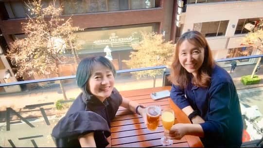 橋本志穂のインスタグラム：「今日は銀座で女子ランチ♪  朝のLINEのやりとりで お互い銀座に用事がある〜とわかり バタバタと雑務を片付けて銀座へ〜。 高速使ったからあっという間に合流できました。  約束したハイアットは、駐車場があるのだけど、 6000円以上で2時間無料とか そんなサービス。  私はこのあと、 近くのペニンシュラで仕事だったので ペニンシュラのホテルに車を預け、「ハイアットまで歩けばいいやー。ハイアットの駐車券は則子さんに使ってもらおう❣️」  そう思ってテクテク歩いて行ったら 則子さんも 「志穂さんに駐車場のサービス券使ってもらおう。私は近くの東急に停めるわ」と思ったらしく。。。 2人とも駐車券のサービスを譲り合い、ハイアットに停めてない。。という 譲り合いの精神の空回りに大笑い😆  2人とも停めてないのに ハイアットでランチした。 今思えば、東急でランチすればよかったのかなぁ〜😅  でも、ハイアットは 新聞社の跡地に建った新しいホテルで、 新聞や活版印刷の名残をアートにしているオシャレな感じ。 テラス席から 町行く人々もなんだかオシャレ。 オシャレ外国人家族を発見して 新聞記者の気分で撮影してみました。  絵になる家族だなぁ。。。  私たちも 銀座の街に溶け込んで〜 おしゃれにランチしましたー。  @sakuracollection.gram」