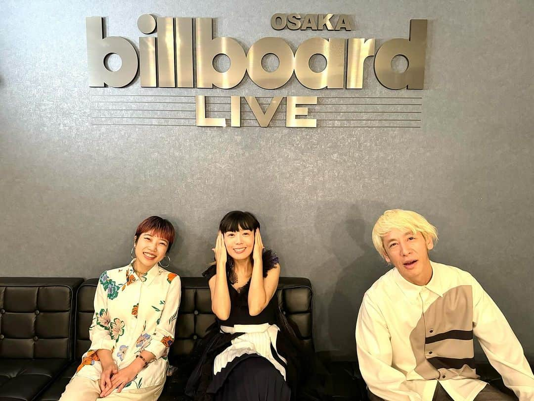 Salyuのインスタグラム：「2023.11.01 Billboard Live OSAKA  Thanks for coming!!  Vo：Salyu Key：伊澤 一葉(@appa_izawa) Ba：まきやま はる菜(@haruword)  DJ：竹腰 康広(@oops2012shop)  Hairmake：Sachiko Tahara(@lazyhours_hair / @tentosen92)  #Salyu #billboardliveosaka #billboardlive #伊澤一葉 #まきやまはる菜」