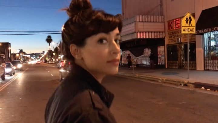 ハンナ・シモンのインスタグラム：「Walking in LA is the absolute best because everyone drives so the sidewalks are wide open and you can truly just discover that wild little city. Maybe it’s because I didn’t learn to drive until I was in my 30s, maybe it is because there wasn’t public transit in a lot of places I grew up in, but man I love walking in LA even tho I think I am the only human there to do it 💕」