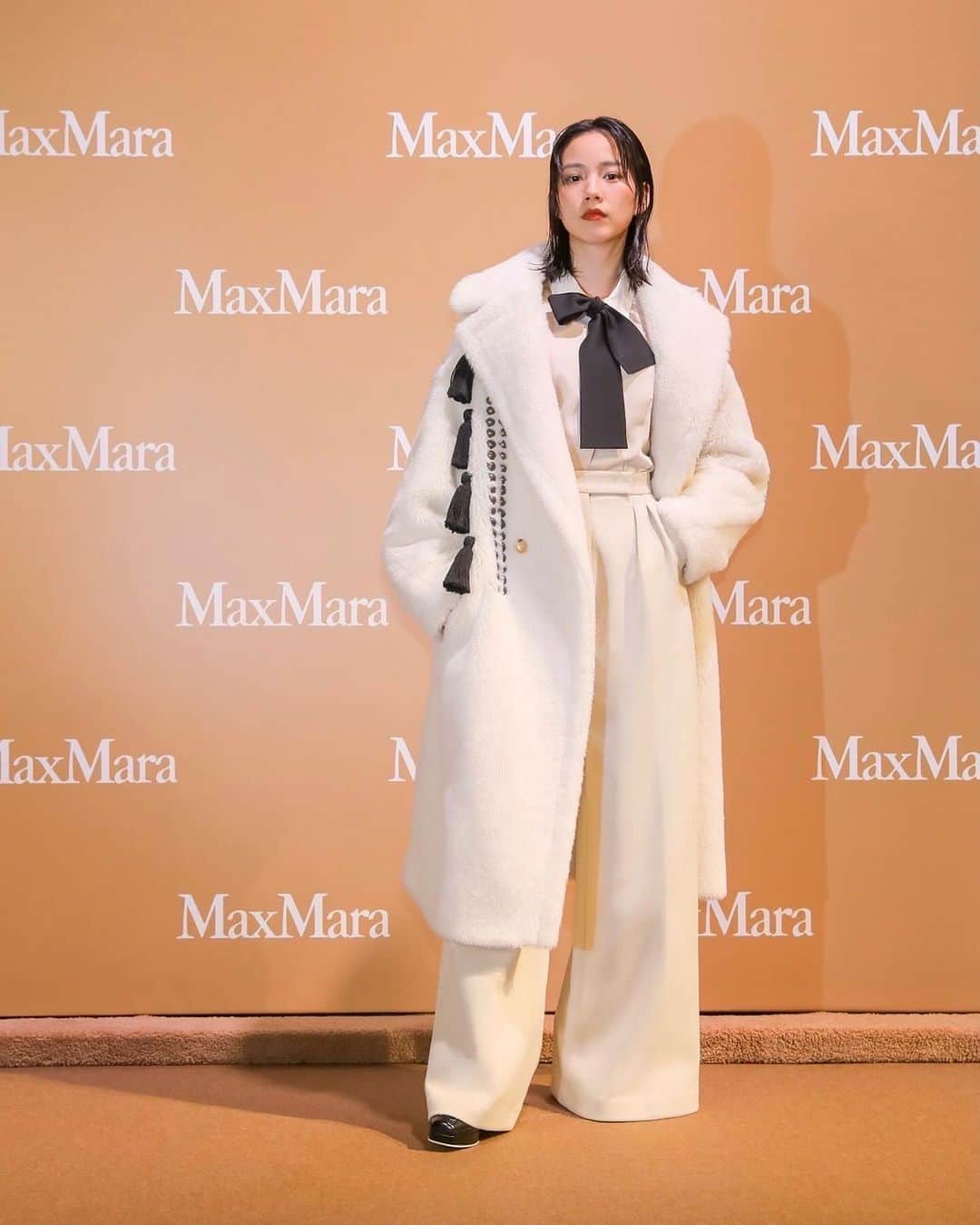のん（能年玲奈）さんのインスタグラム写真 - (のん（能年玲奈）Instagram)「Max Maraのテディベアコート10周年記念イベントに参加しました🐻 可愛いものはいつまでも大好き。 その可愛いものをかっこよく纏えるMax Maraのコンセプトが隅々まで表現された空間でした🥰 もこもこクマなスケート靴でリンクを滑れるらしい。素敵。  styling: @izumimachino  hair: Keiko Tada (mod’s hair) makeup: Shie Kanno (Kurara System)  #MaxMaraTeddyTen #MaxMara #pr」11月2日 0時23分 - non_kamo_ne