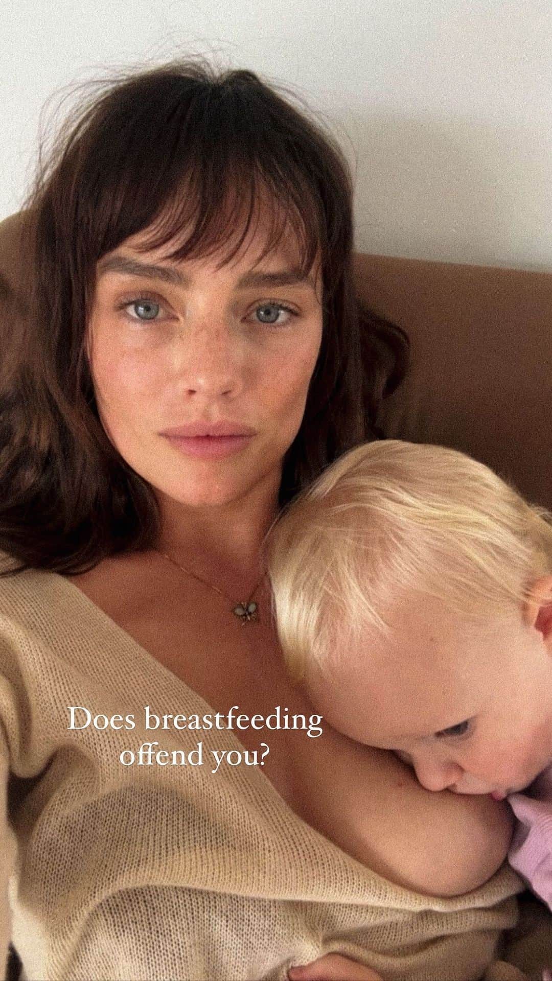 Jessicaのインスタグラム：「Here to offend you 🤣   #breastfed #breastfeeding #breastfeedingmom #breastfeeding#breastfeeding」