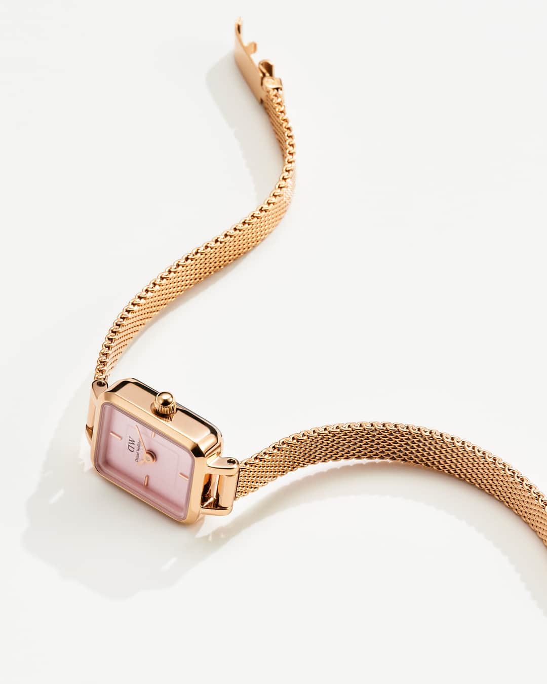ダニエルウェリントンのインスタグラム：「love always comes at the right time. shop the single's day deals now on danielwellington.com 💛⁣ *offers will change depending on which store you shop – but we kinda have a crush on you, so here's one that works everywhere: 💋 15% off site-wide with code SINGLE15」