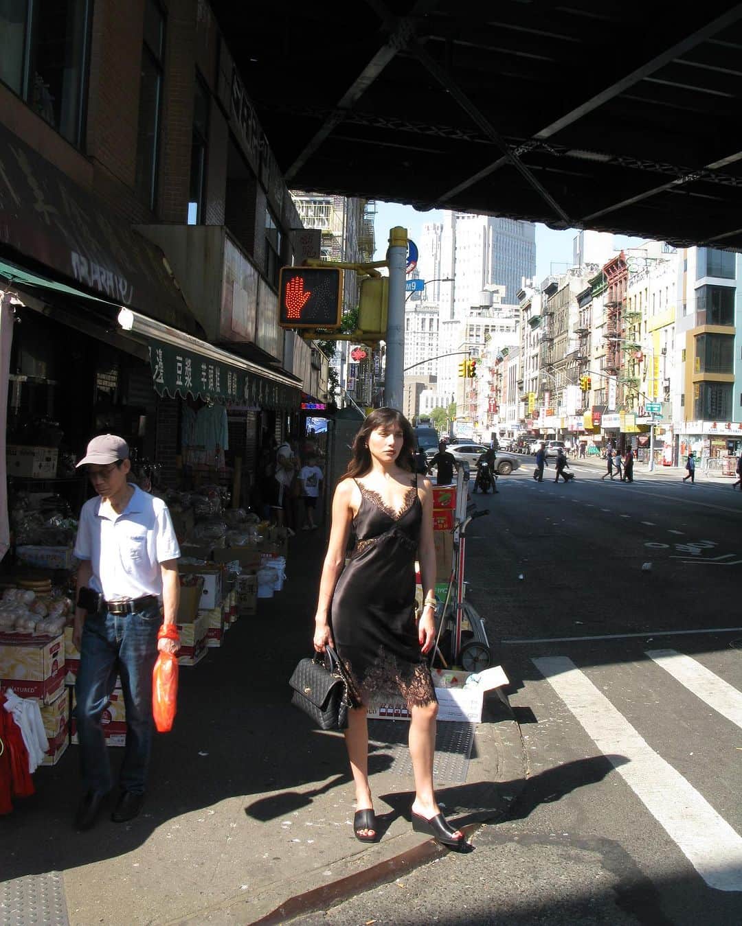 ナタリー・スアレスさんのインスタグラム写真 - (ナタリー・スアレスInstagram)「A sunny moment in Chinatown in the perfect slip dress.」11月2日 0時33分 - natalieoffduty