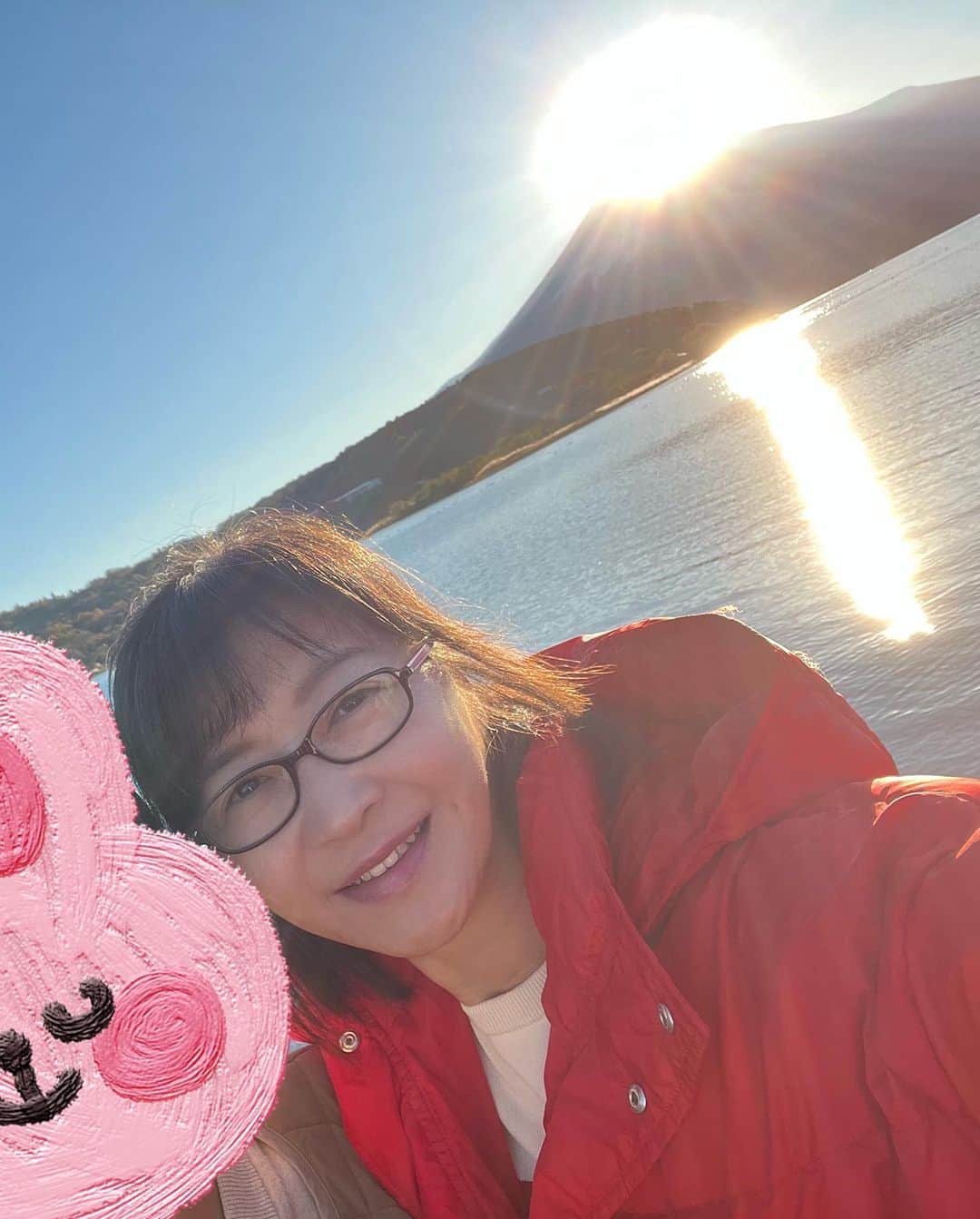 田中美佐子さんのインスタグラム写真 - (田中美佐子Instagram)「ダイヤモンド富士！山中湖！ こんなん知ってはいたけど、生で見たら半端なかったです。 仲間と写真の撮り大会みたくもなるけど、来ていた人たちみんなが笑顔で写真見せてくれたり、「綺麗に見ることできてよかったですねぇー！」と感動を共に喜び合いました。白鳥さんがダイヤモンド富士のダイヤモンドをパクッとくわえてる様に見える写真を撮ってらっしゃる方もいました。 とてもタイムリーな絶景でした！  一度は行ってみたいと思っていたチームラボもなんと！山中湖で開催中でした。 夜みんなと行ってきました。時間ギリギリでしたが。よかった！行ってよかった！ なによりスタッフの皆さんが優しくて、より楽しむことができました。  ダウン着ていても寒かったけど、ダイヤモンド富士、紅葉🍁、チームラボ3点セットで楽しめる今の時期、最高でした。 空気が澄んでいて空も広くて、気持ちよかったです。ぜひ出かけてみてください。  ダイヤモンド富士はサングラスをかけなくちゃ直視できなかった。携帯にうつる富士は見ることできたけど、、。 みなさんサングラスかけてました！ 次は準備万端で行きたいものです！  おやすみなさーい！  #ダイヤモンド富士 #チームラボ #山中湖 #紅葉」11月2日 0時42分 - tanakamisako_