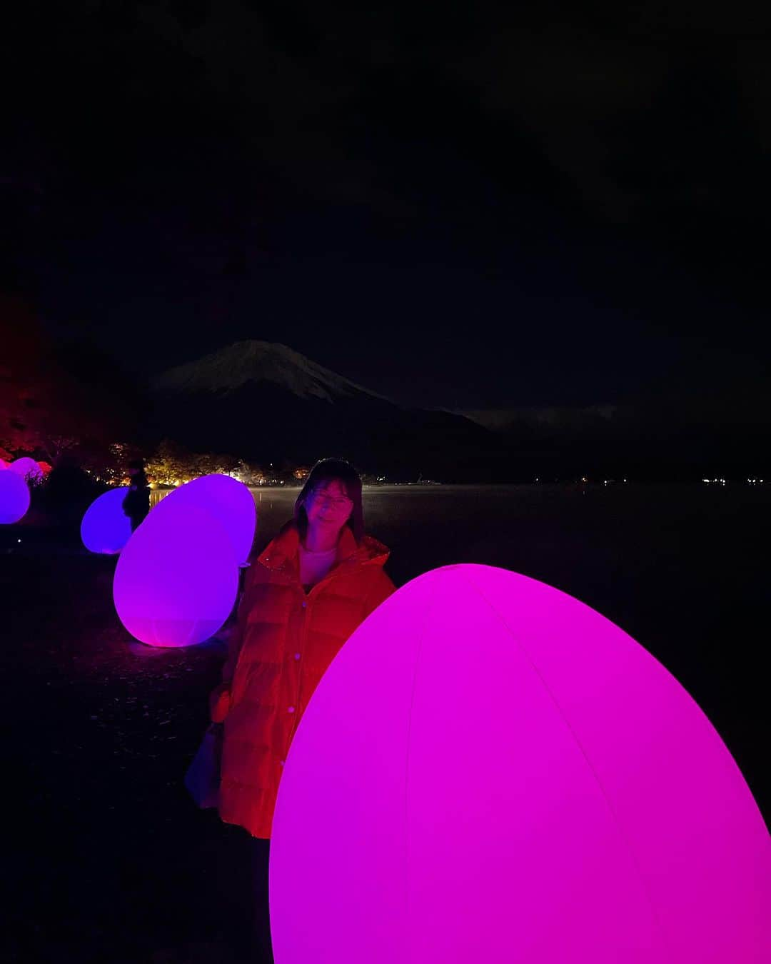 田中美佐子さんのインスタグラム写真 - (田中美佐子Instagram)「ダイヤモンド富士！山中湖！ こんなん知ってはいたけど、生で見たら半端なかったです。 仲間と写真の撮り大会みたくもなるけど、来ていた人たちみんなが笑顔で写真見せてくれたり、「綺麗に見ることできてよかったですねぇー！」と感動を共に喜び合いました。白鳥さんがダイヤモンド富士のダイヤモンドをパクッとくわえてる様に見える写真を撮ってらっしゃる方もいました。 とてもタイムリーな絶景でした！  一度は行ってみたいと思っていたチームラボもなんと！山中湖で開催中でした。 夜みんなと行ってきました。時間ギリギリでしたが。よかった！行ってよかった！ なによりスタッフの皆さんが優しくて、より楽しむことができました。  ダウン着ていても寒かったけど、ダイヤモンド富士、紅葉🍁、チームラボ3点セットで楽しめる今の時期、最高でした。 空気が澄んでいて空も広くて、気持ちよかったです。ぜひ出かけてみてください。  ダイヤモンド富士はサングラスをかけなくちゃ直視できなかった。携帯にうつる富士は見ることできたけど、、。 みなさんサングラスかけてました！ 次は準備万端で行きたいものです！  おやすみなさーい！  #ダイヤモンド富士 #チームラボ #山中湖 #紅葉」11月2日 0時42分 - tanakamisako_