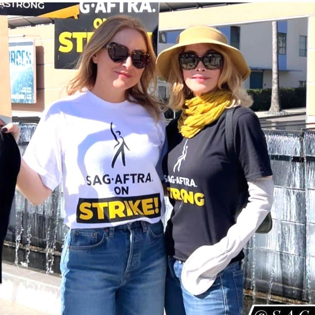 シャロン・ローレンスのインスタグラム：「Representing our profession. Always proud to stand alongside my #tv daughter and colleague @sashaalexander, especially in our @sagaftra gear. #sagaftrastrong #sagaftrastrike #power2performers」