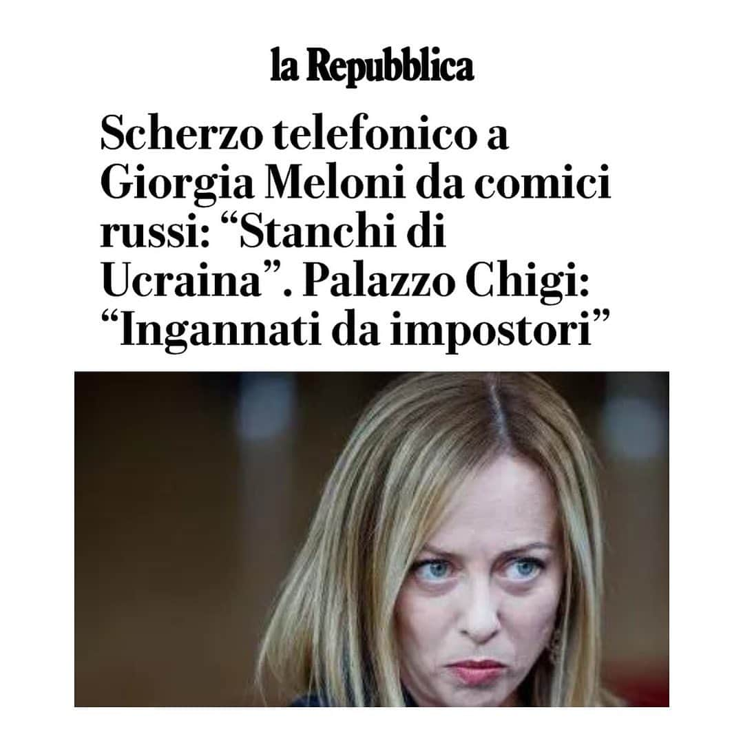 マッテオ・レンツィのインスタグラム：「Che figuraccia per l’Italia e per Giorgia Meloni.  Due comici russi hanno beffato Palazzo Chigi e hanno parlato con la Premier spacciandosi per leader africani. Avendo lavorato qualche anno a Chigi mi chiedo  come sia possibile raggiungere un livello di superficialità così devastante che fa fare una figuraccia non solo alla Meloni ma alla Repubblica Italiana. Due considerazioni:  1. Nel metodo. Meloni deve farsi aiutare. Se questo è il livello della sua squadra, proprio non ci siamo. E basta di dar sempre la colpa a qualcun altro. È in gioco la credibilità del Paese, possiamo smetterla con queste planetarie figure barbine? 2. Nel merito. Giorgia Meloni dice che nessuno ascolta le sue proposte e che altri leader neanche le rispondono. Se è vero, è segno di debolezza. Se non è vero, peggio mi sento. La Premier deve finirla con questo vittimismo cosmico per cui lei è sempre oggetto di cattiverie e complotti. Porti le sue idee e smetta di dire che tutti ce l’hanno con lei. Se gli altri non le rispondono, faccia uno sforzo di serietà. Qui è in gioco la credibilità dell’Italia, basta coi dilettanti.」