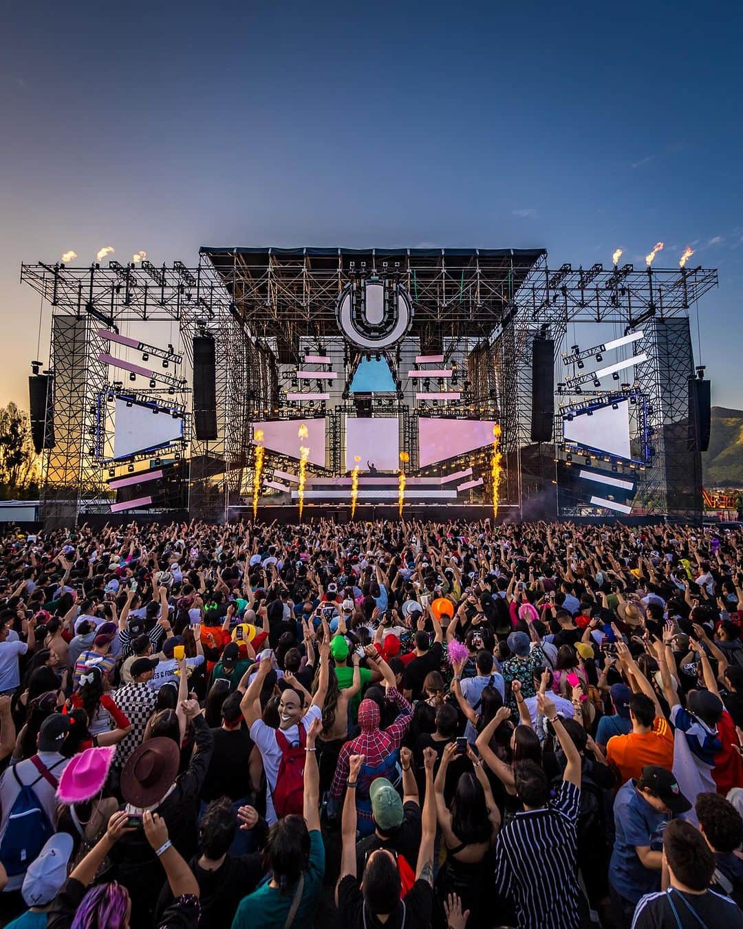 Ultra Music Festivalさんのインスタグラム写真 - (Ultra Music FestivalInstagram)「🇨🇱 Muchas gracias Santiago! Dancing with you all for Halloween was wickedly fantastic and made for a night we will never forget. We can’t wait to see you all again next year for ULTRA CHILE 2024!」11月2日 0時41分 - ultra