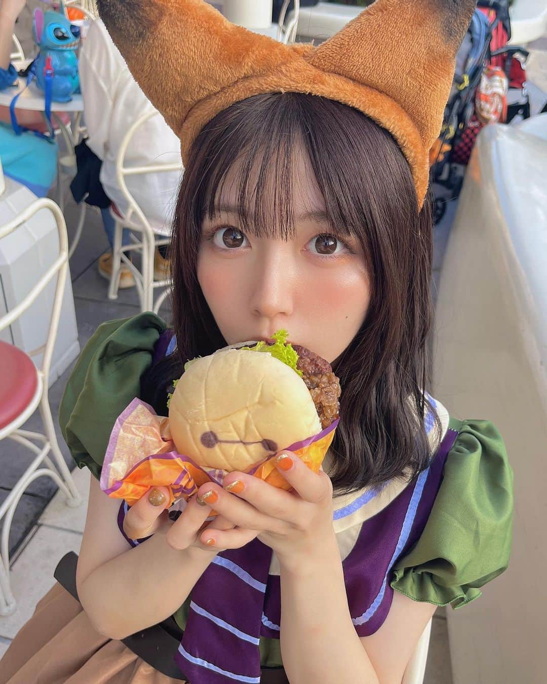 どみちゃんのインスタグラム：「ベイマックス食べた #ニックワイルド  #来年は何のコスプレしようかな  #血液型🅾️  #isfj #145cmコーデ  #オレンジメイク  #この日のメイク紹介いりますか」